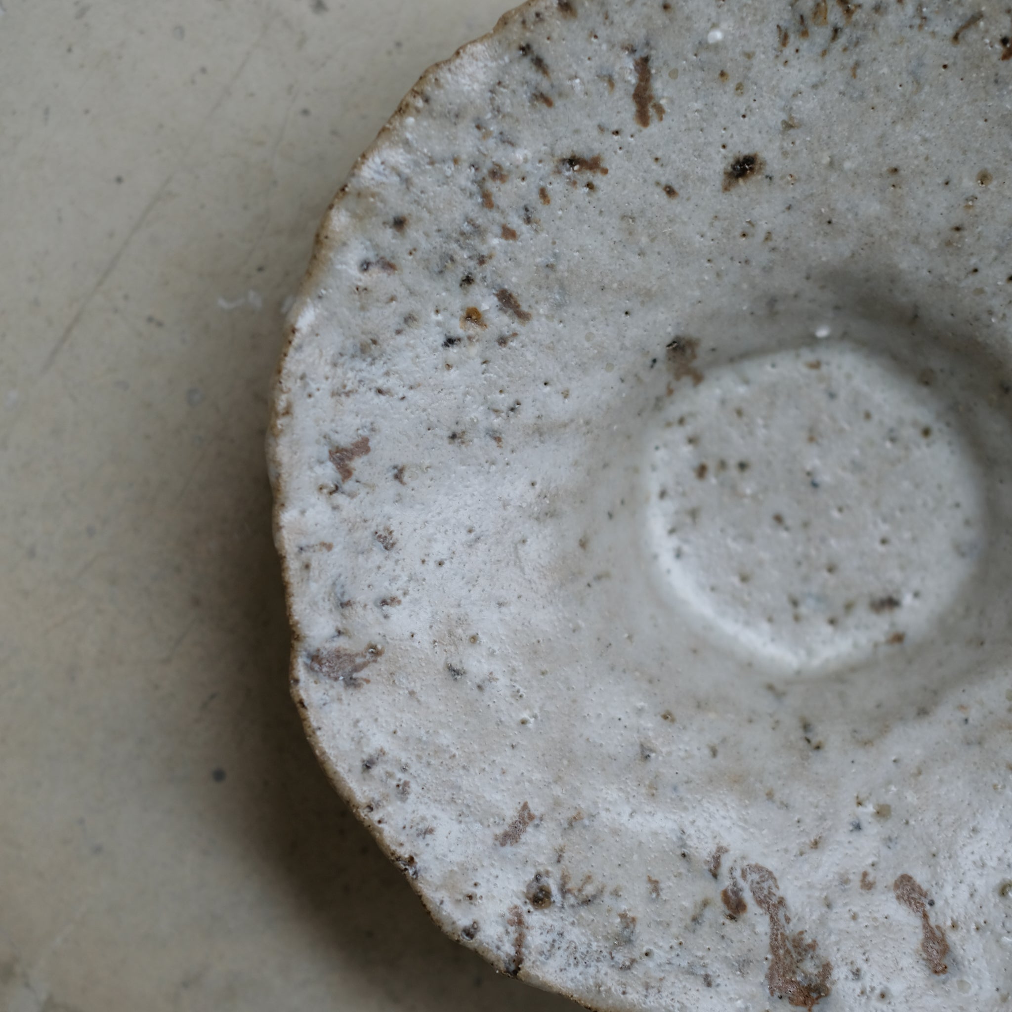 Assiette en terre glanée D 20cm  - blanc gris par Potry chez Brutal Ceramics