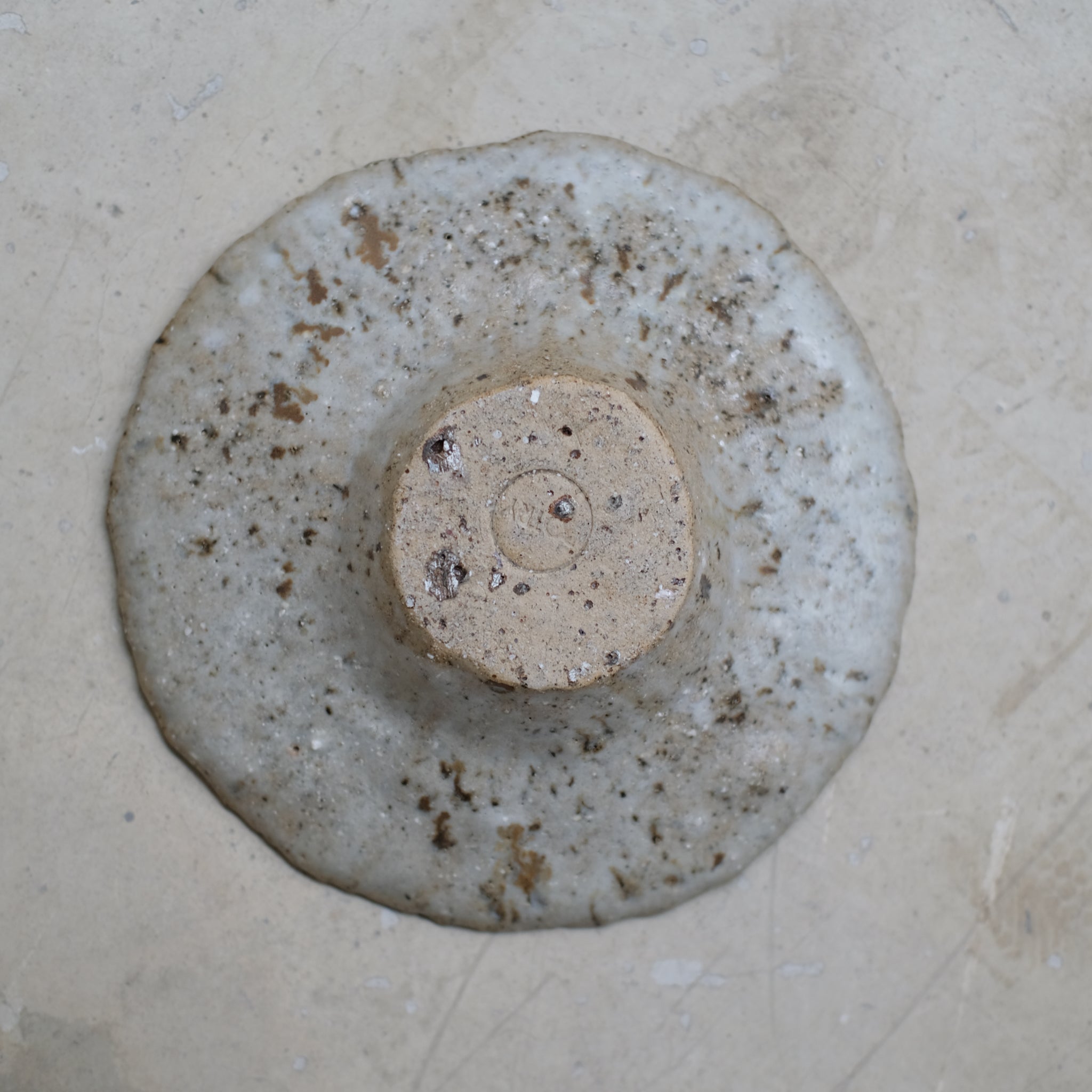 Assiette en terre glanée D 20cm  - blanc gris par Potry chez Brutal Ceramics