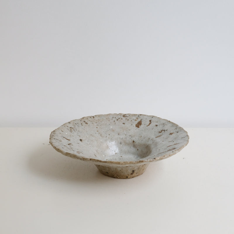 Assiette en terre glanée D 20cm  - blanc gris par Potry chez Brutal Ceramics