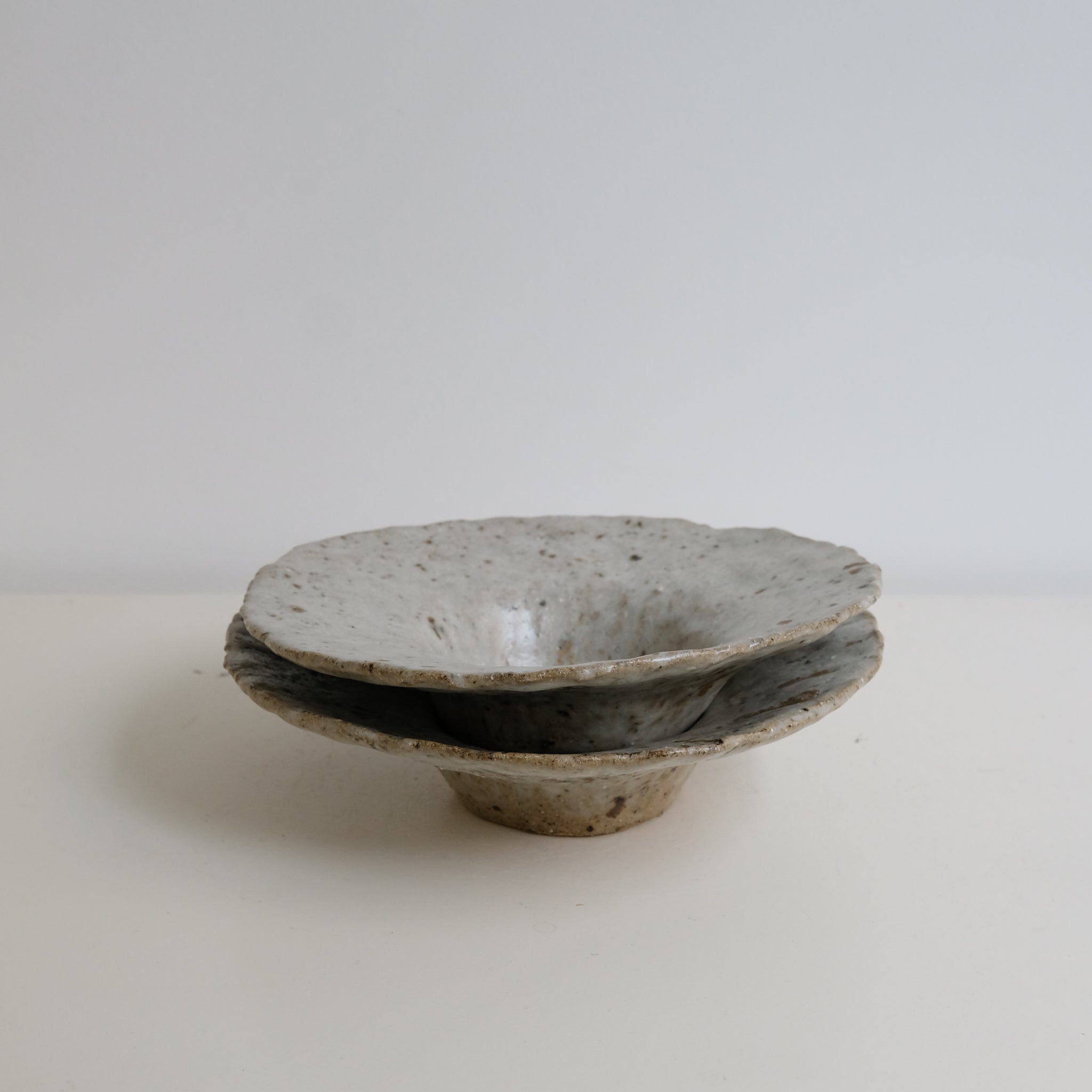 Assiette en terre glanée D 20cm  - blanc gris par Potry chez Brutal Ceramics