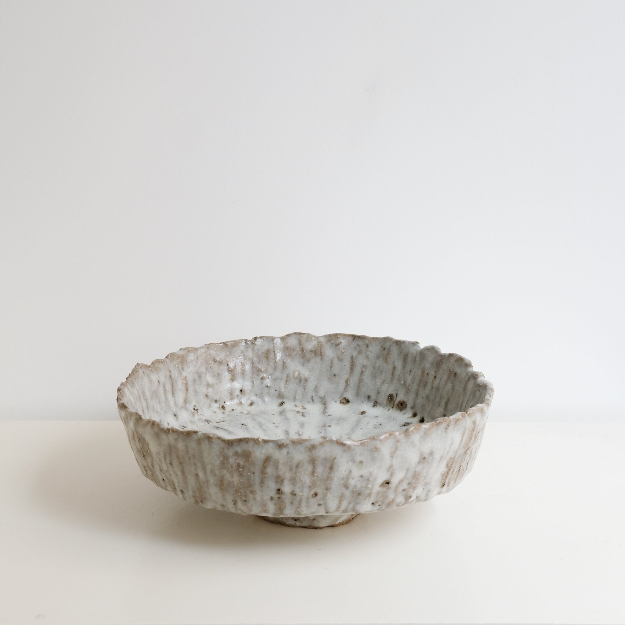 Coupe en terre glanée D 29cm - blanc satiné gris par Potry chez Brutal Ceramics