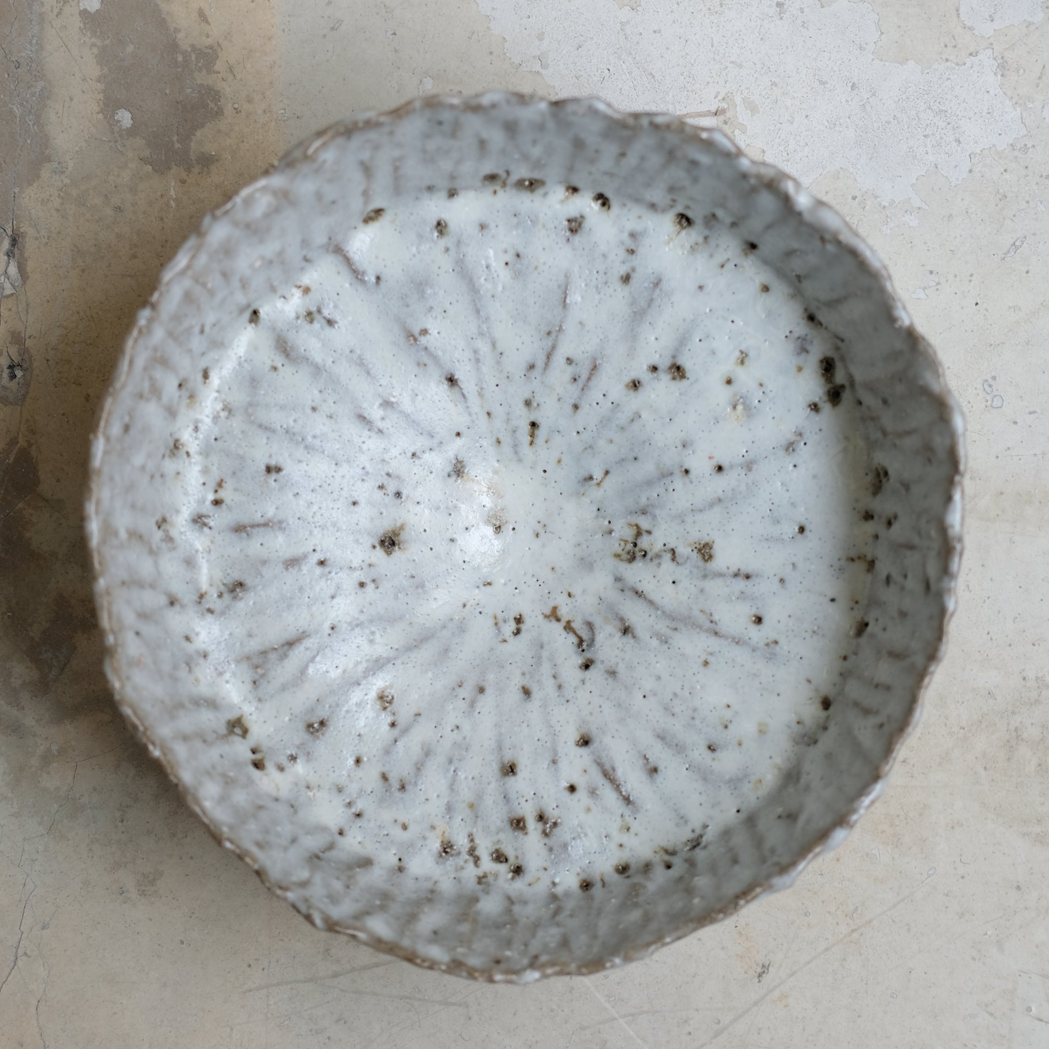 Coupe en terre glanée D 29cm - blanc satiné gris par Potry chez Brutal Ceramics