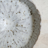 Coupe en terre glanée D 29cm - blanc satiné gris par Potry chez Brutal Ceramics