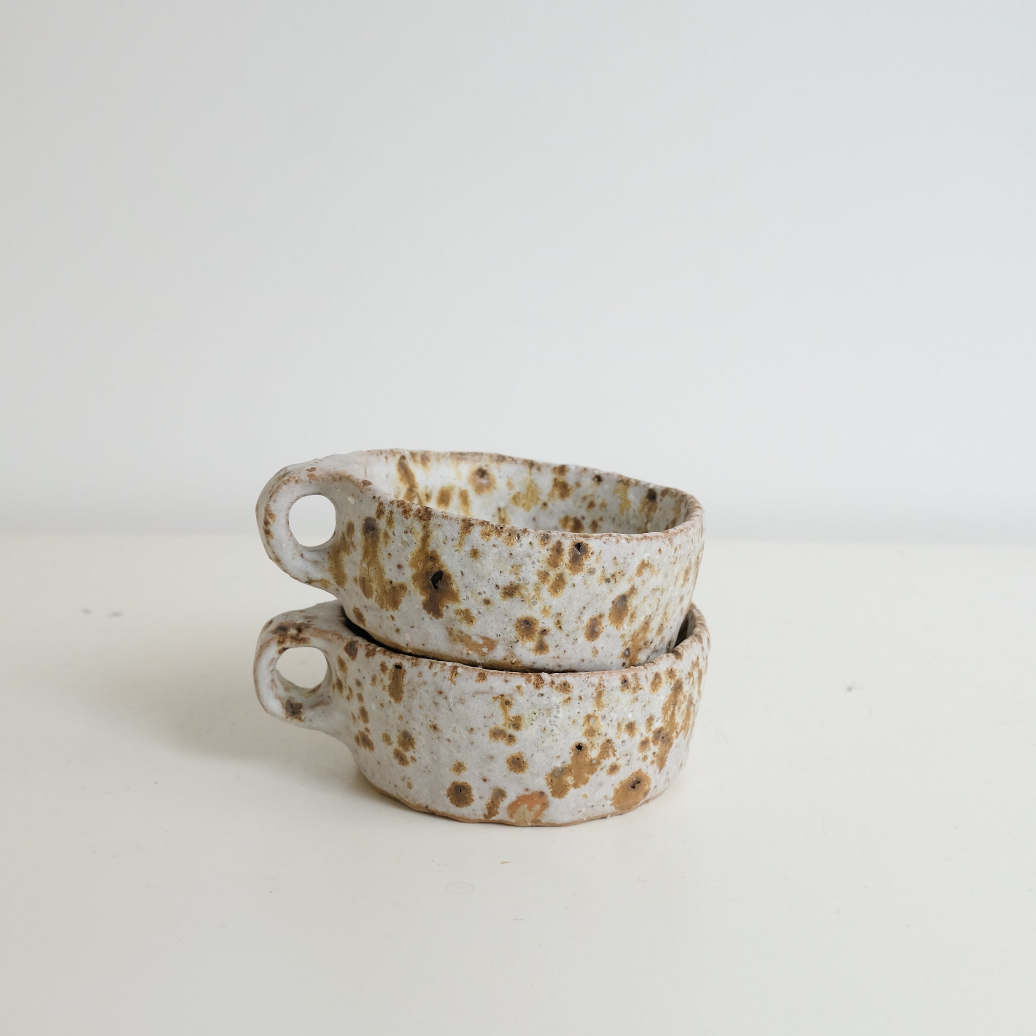 Tasse en terre glanée 160ml  - blanc tacheté par Potry chez Brutal Ceramics