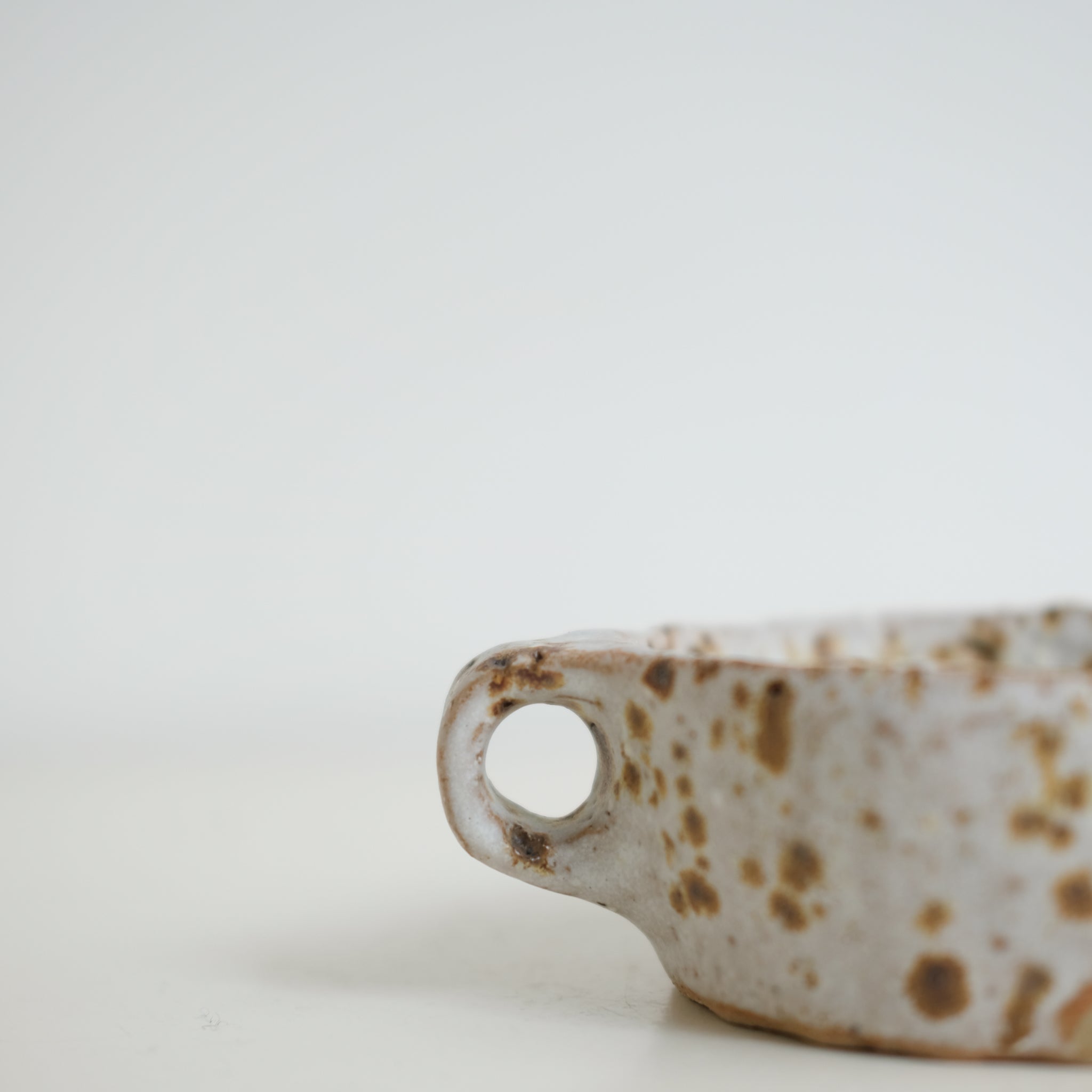 Tasse en terre glanée 160ml  - blanc tacheté par Potry chez Brutal Ceramics