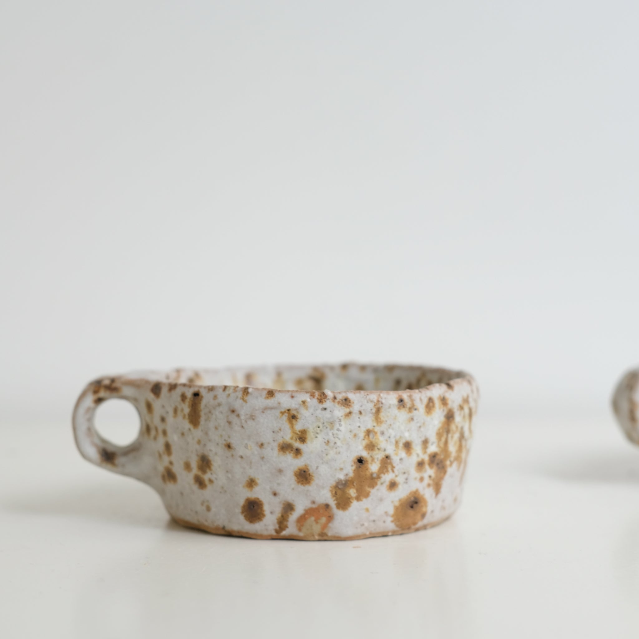 Tasse en terre glanée 160ml  - blanc tacheté par Potry chez Brutal Ceramics