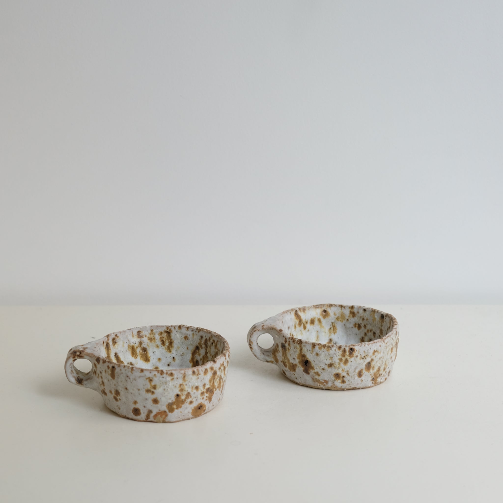 Tasse en terre glanée 160ml  - blanc tacheté par Potry chez Brutal Ceramics