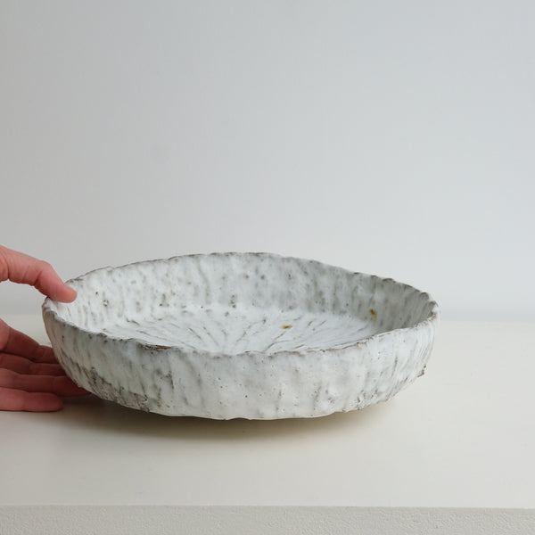 Coupe en terre glanée D 25cm - blanc mat  par Potry chez Brutal Ceramics