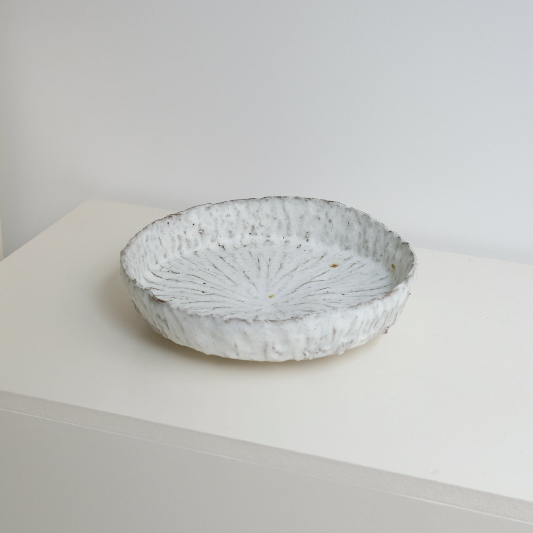 Coupe en terre glanée D 25cm - blanc mat  par Potry chez Brutal Ceramics