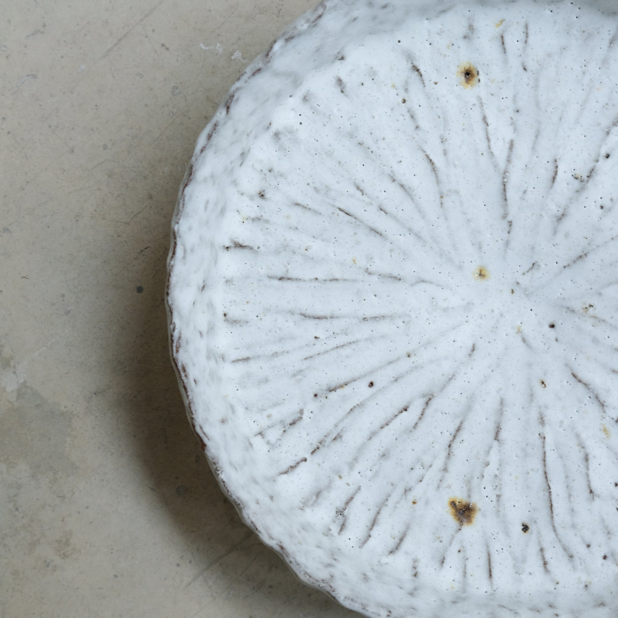 Coupe en terre glanée D 25cm - blanc mat  par Potry chez Brutal Ceramics