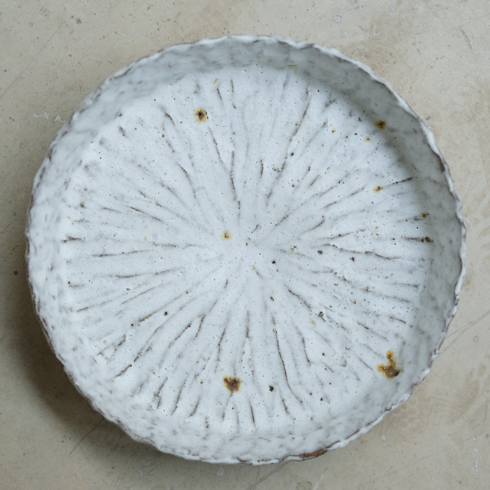 Coupe en terre glanée D 25cm - blanc mat  par Potry chez Brutal Ceramics