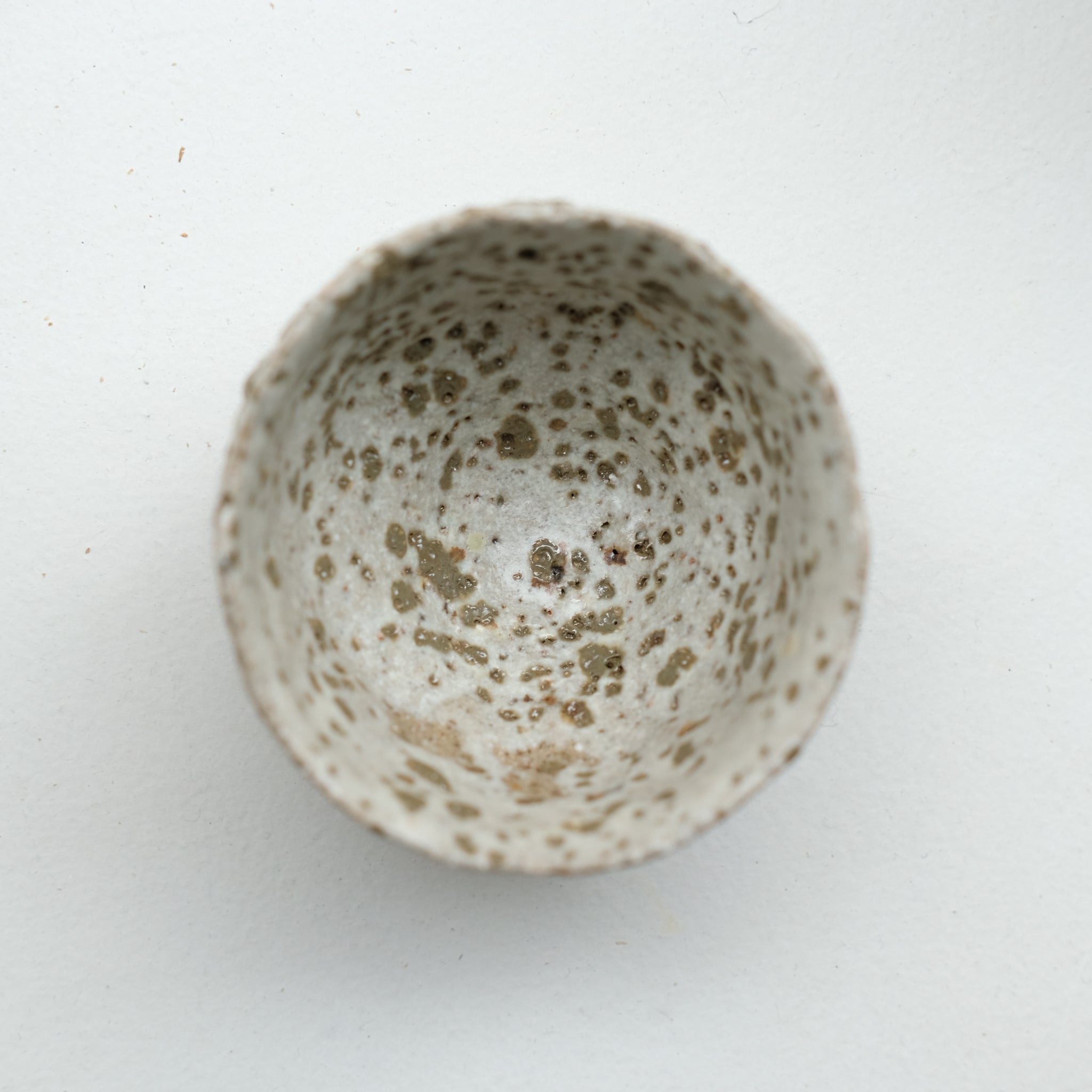 Tasse en terre glanée 100ml  - blanc et tâche kaki par Potry chez Brutal Ceramics