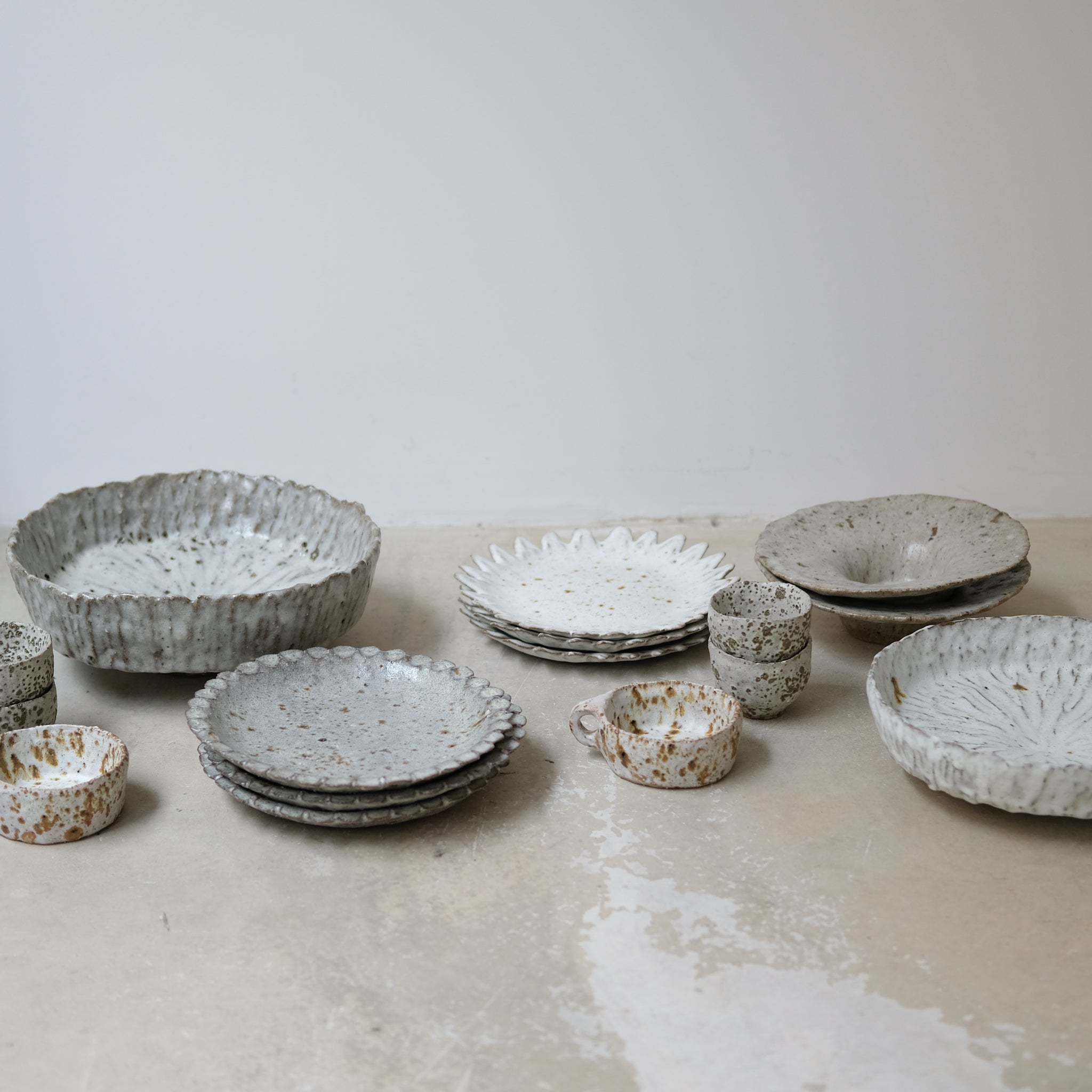 Assiette en terre glanée D 20cm  - blanc gris par Potry chez Brutal Ceramics