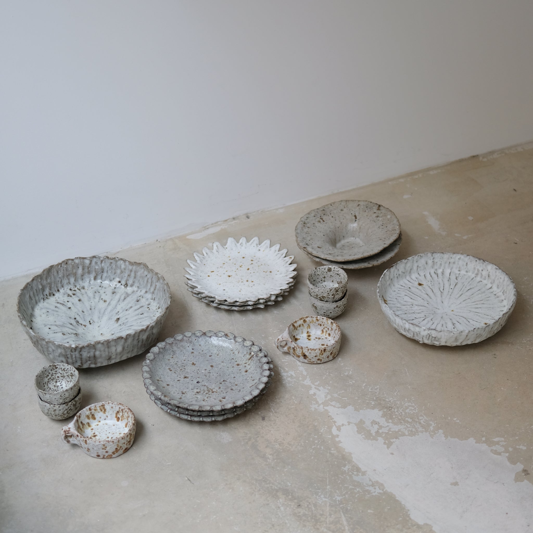Coupe en terre glanée D 29cm - blanc satiné gris par Potry chez Brutal Ceramics