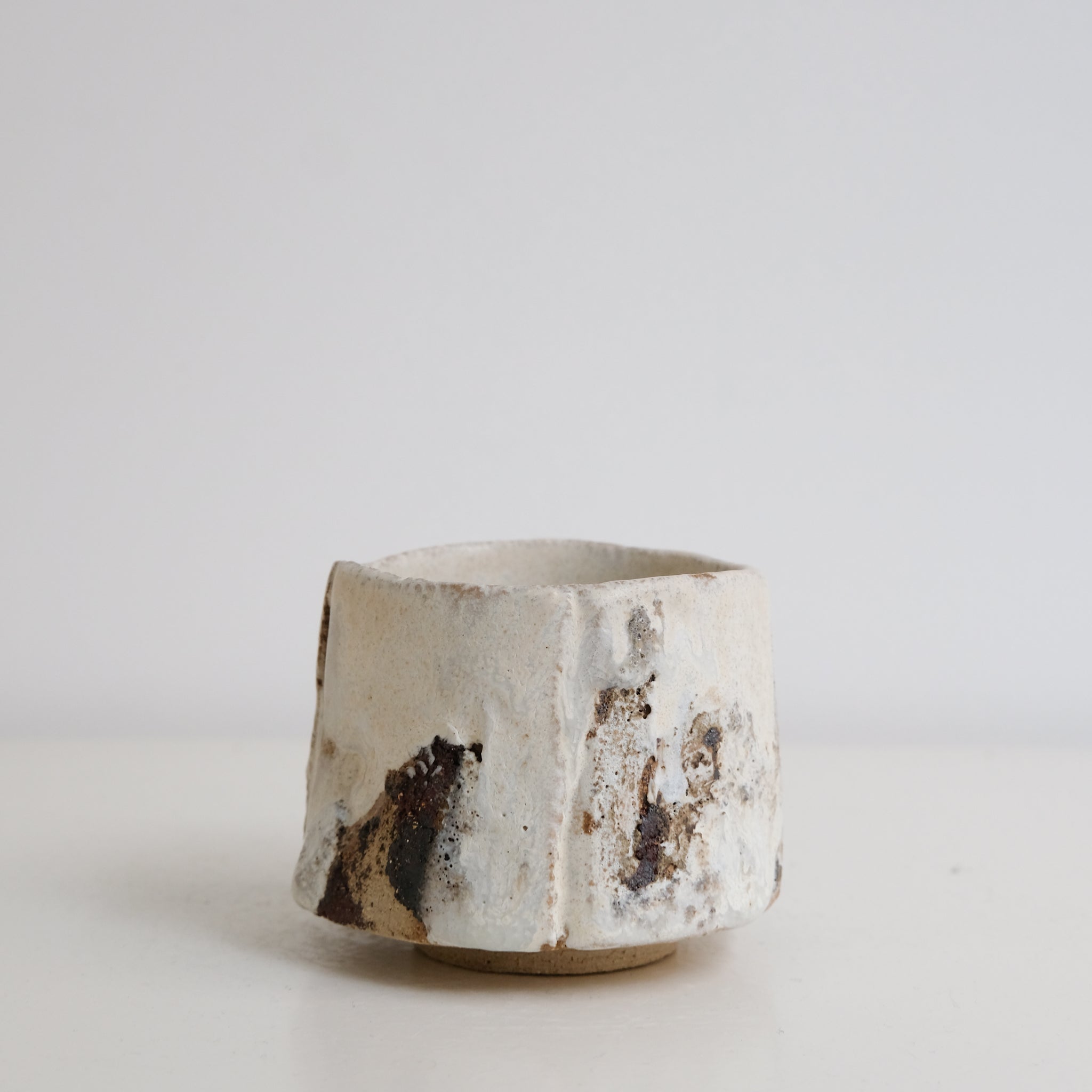 Tasse en grès 200ml - Blanc texturé de Saga Pottery chez Brutal Ceramics