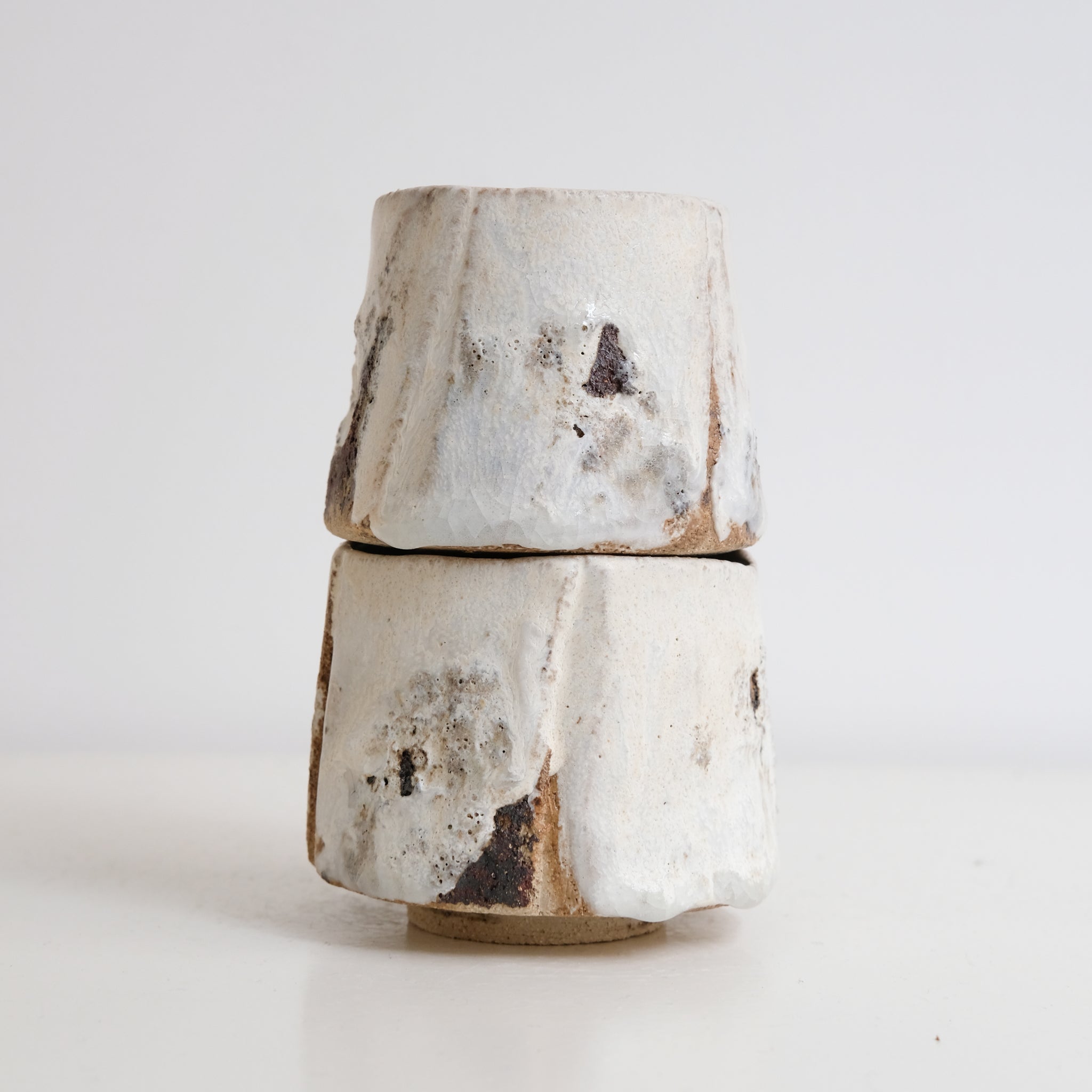 Tasse en grès 200ml - Blanc texturé de Saga Pottery chez Brutal Ceramics