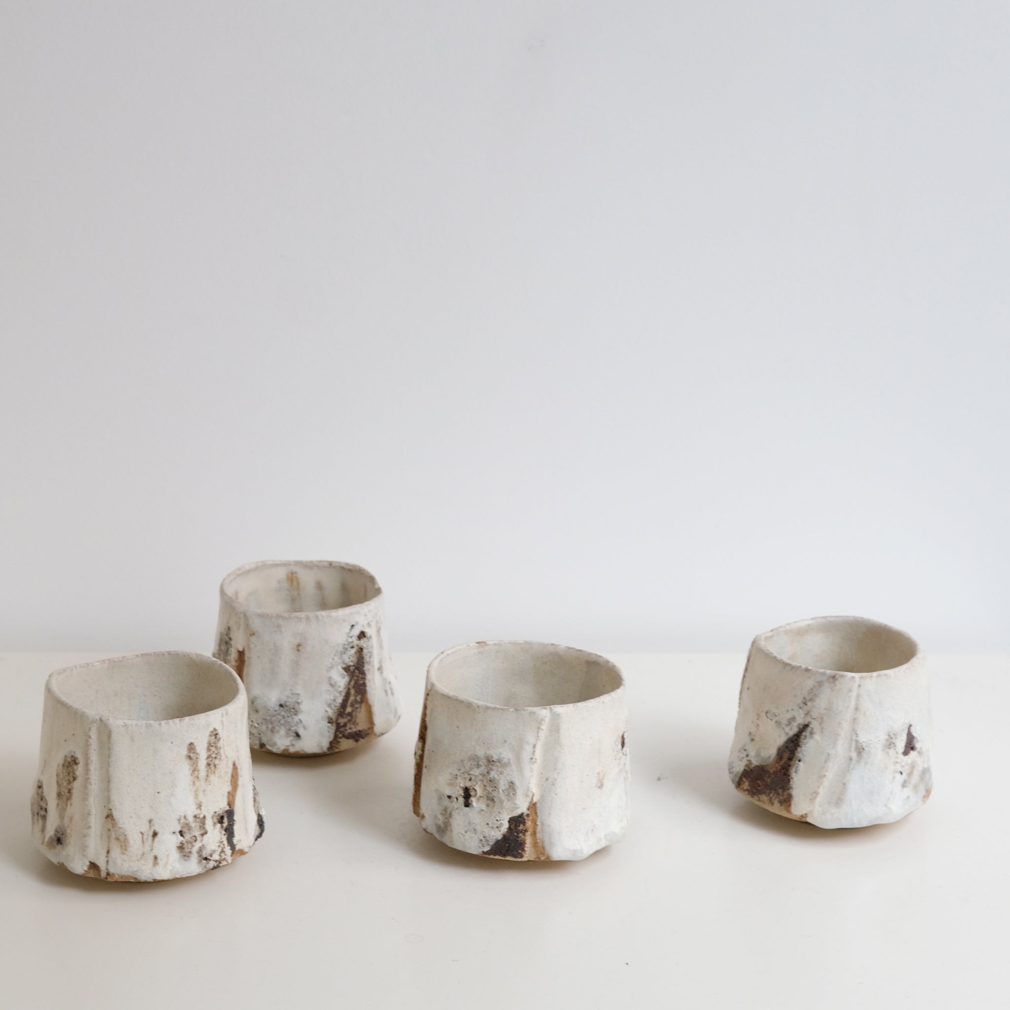 Tasse en grès 200ml - Blanc texturé de Saga Pottery chez Brutal Ceramics