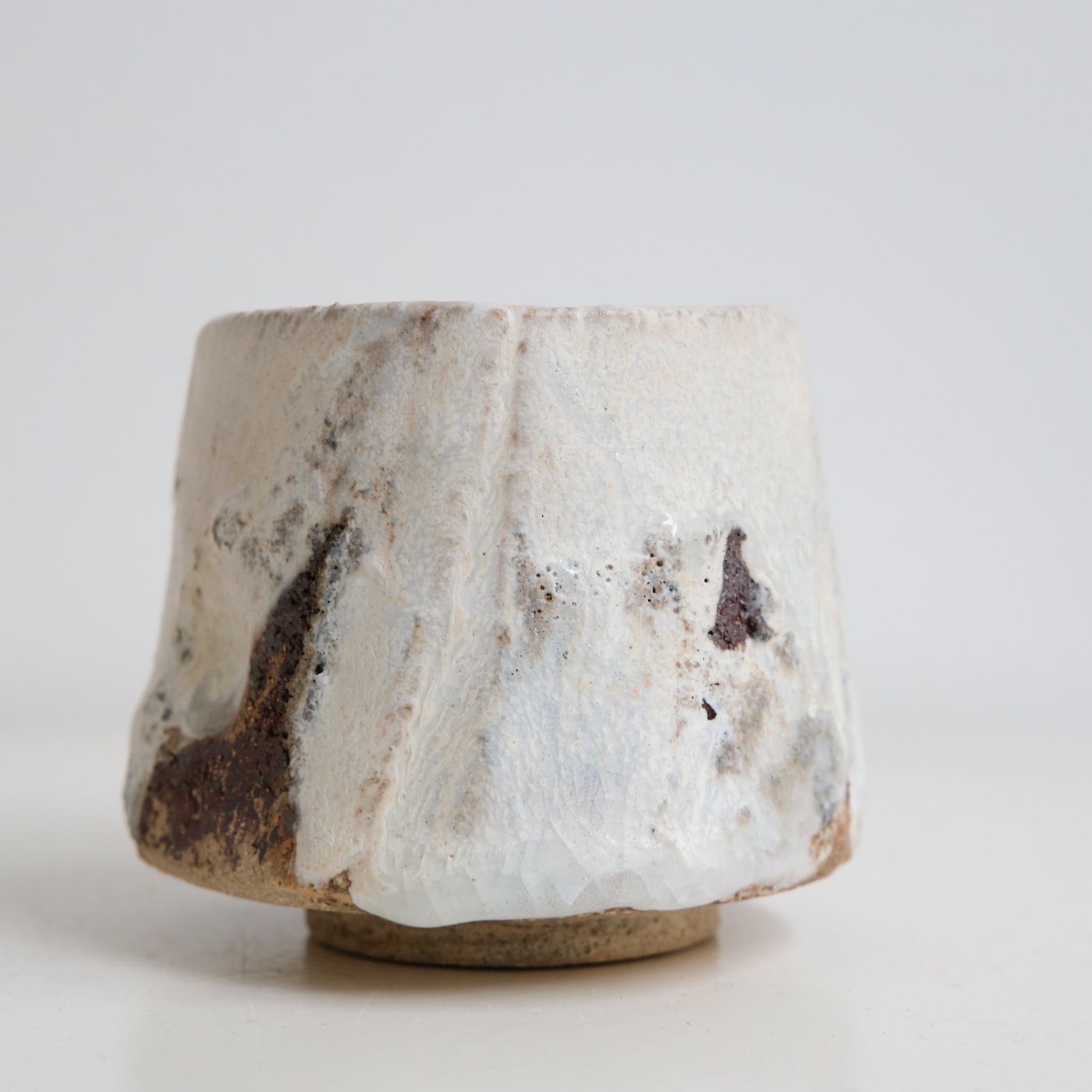 Tasse en grès 200ml - Blanc texturé de Saga Pottery chez Brutal Ceramics