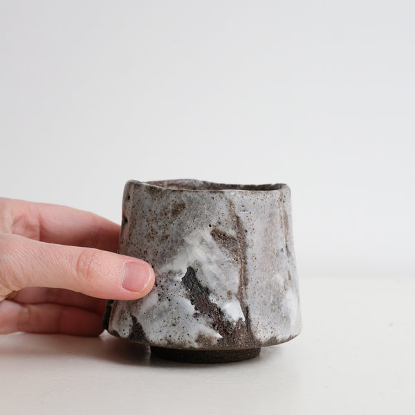 Tasse en grès 200ml - Gris texturé de Saga Pottery chez Brutal Ceramics