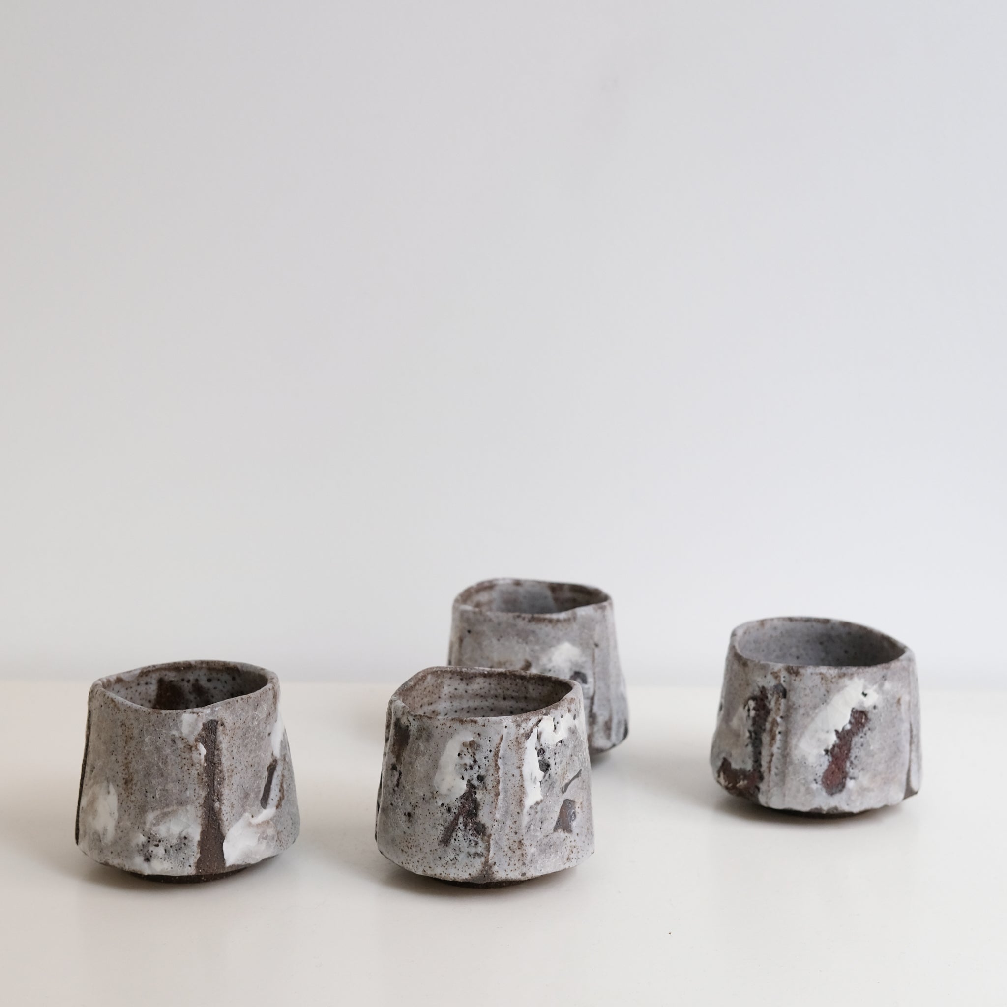 Tasse en grès 200ml - Gris texturé de Saga Pottery chez Brutal Ceramics