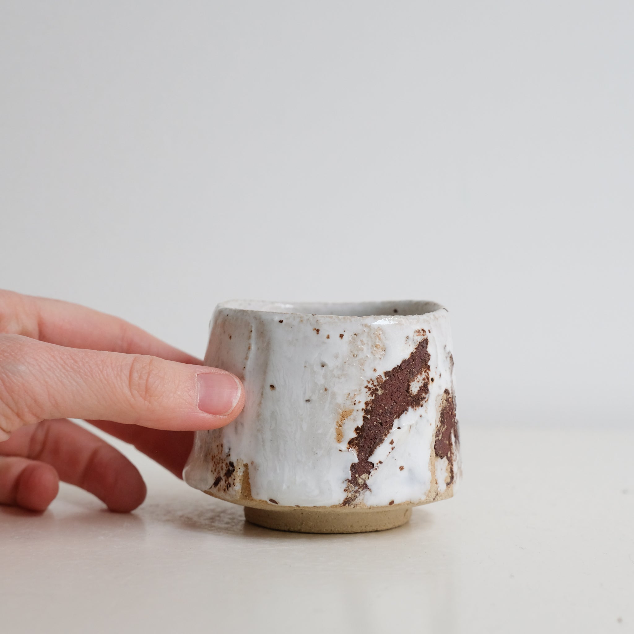 Tasse en grès 130ml - Blanc brillant de Saga Pottery chez Brutal Ceramics