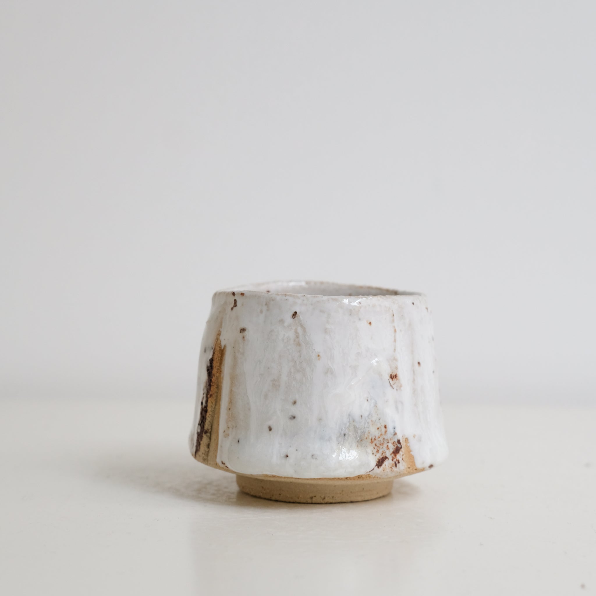 Tasse en grès 130ml - Blanc brillant de Saga Pottery chez Brutal Ceramics