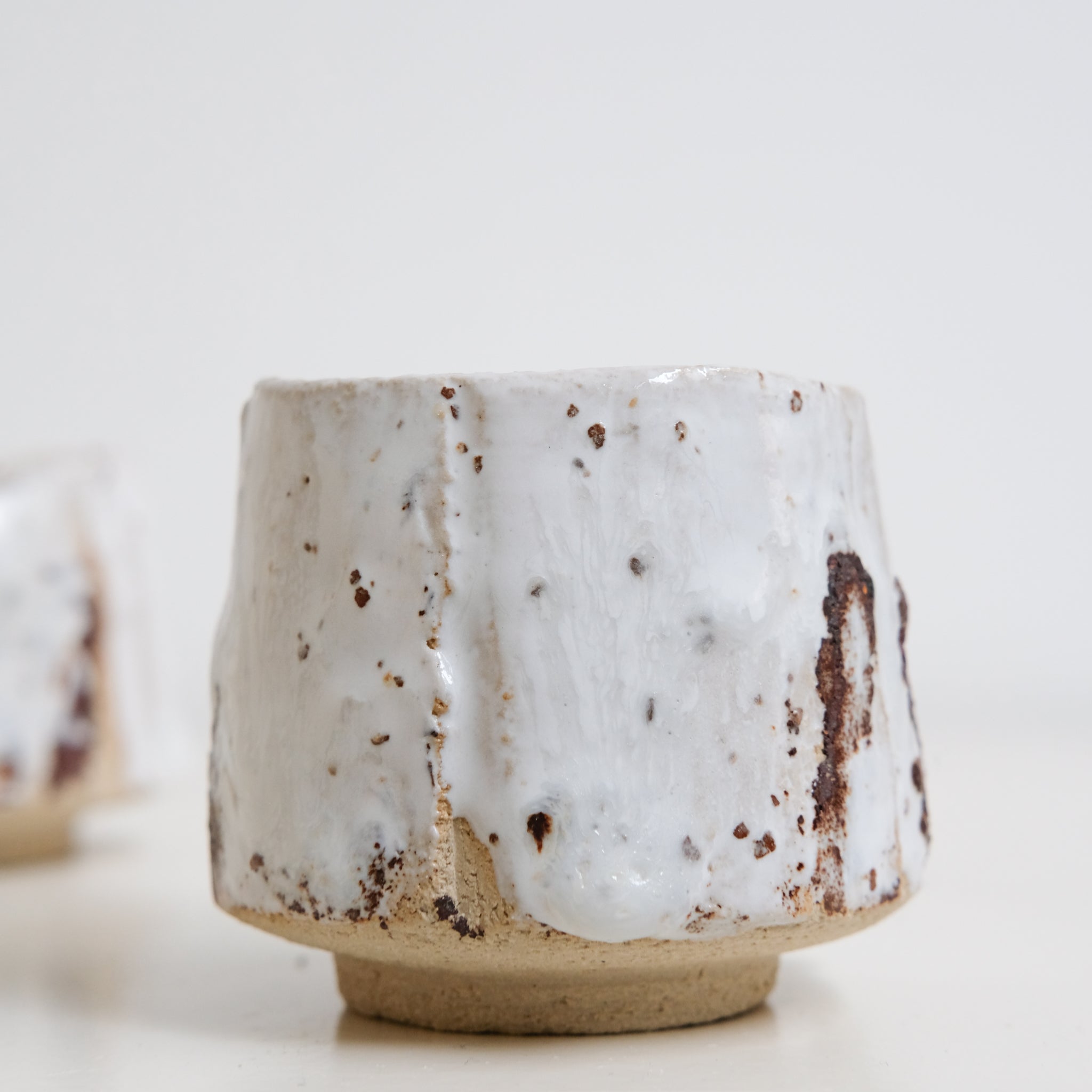 Tasse en grès 130ml - Blanc brillant de Saga Pottery chez Brutal Ceramics