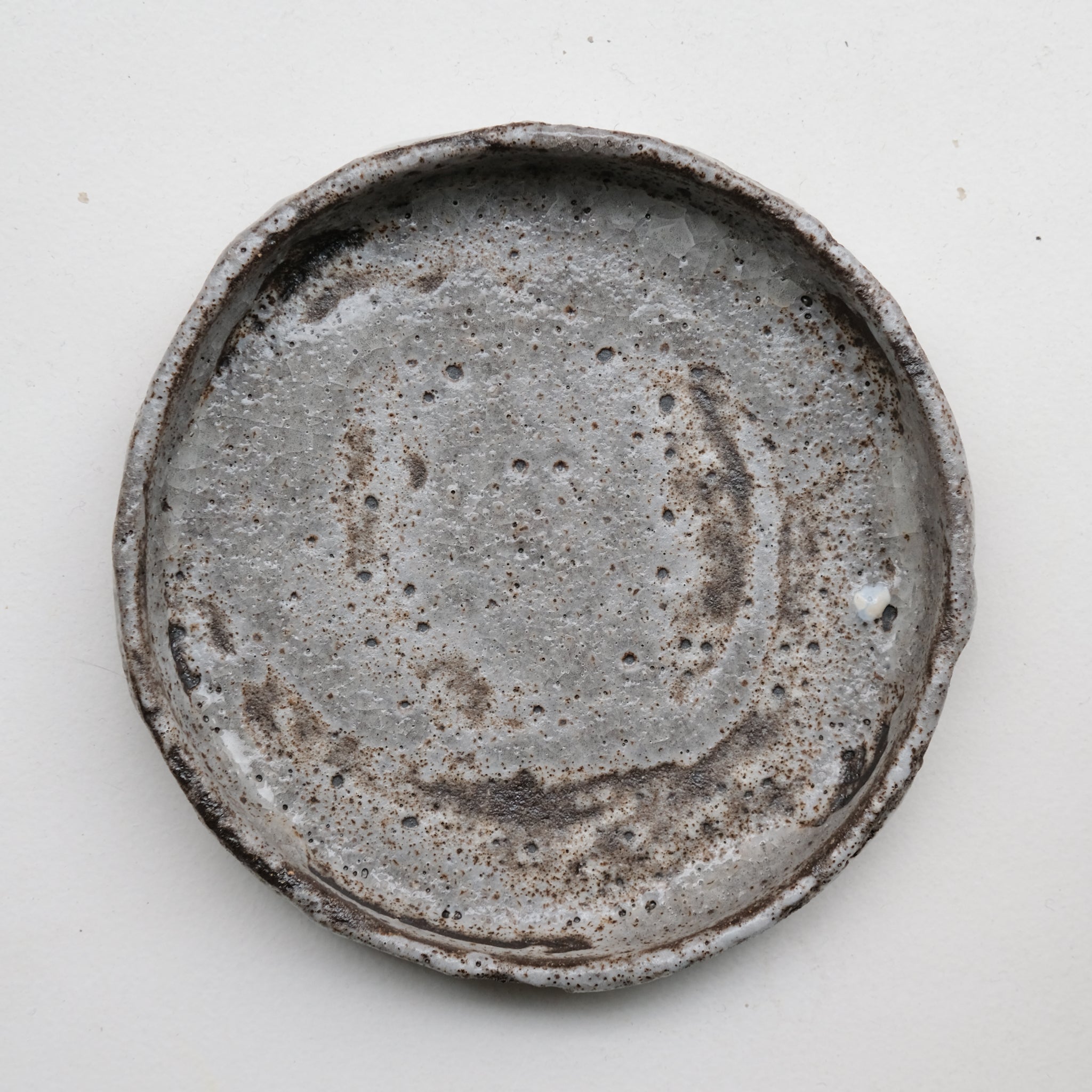 Assiette avec rebords D 15cm - gris texturé de Saga Pottery chez Brutal Ceramics