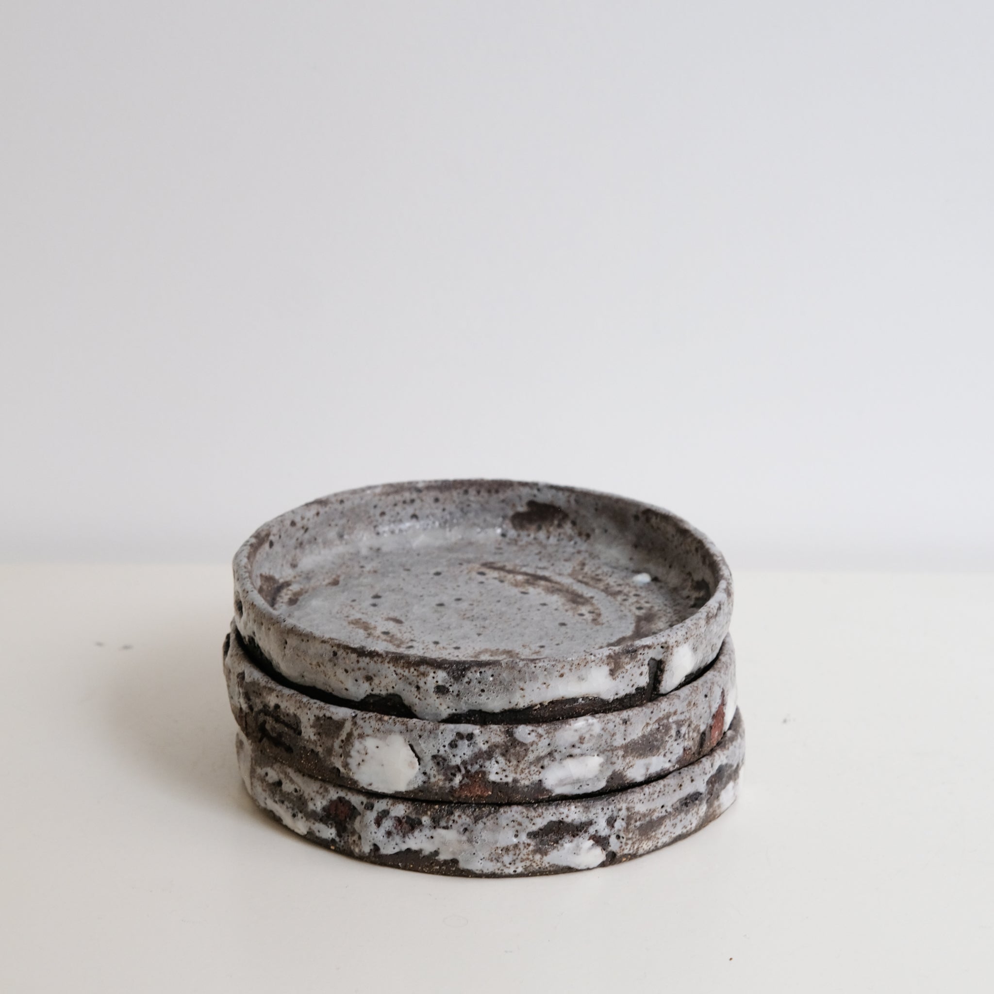 Assiette avec rebords D 15cm - gris texturé de Saga Pottery chez Brutal Ceramics