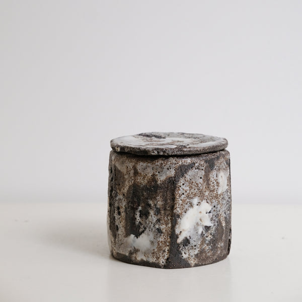 Boite en grès H 9,5cm - gris texturé de Saga Pottery chez Brutal Ceramics