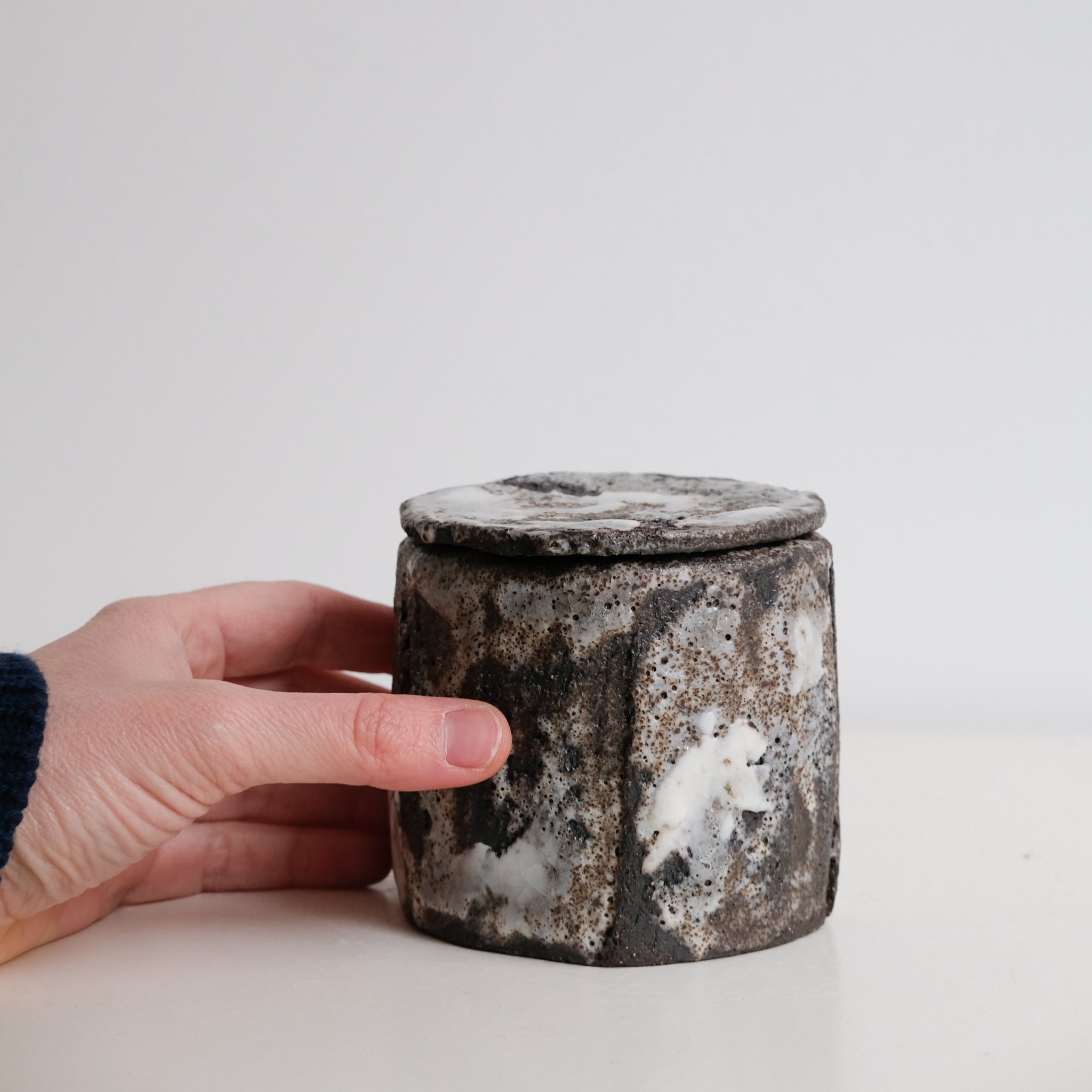 Boite en grès H 9,5cm - gris texturé de Saga Pottery chez Brutal Ceramics