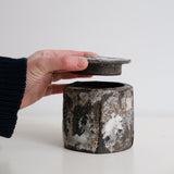Boite en grès H 9,5cm - gris texturé de Saga Pottery chez Brutal Ceramics