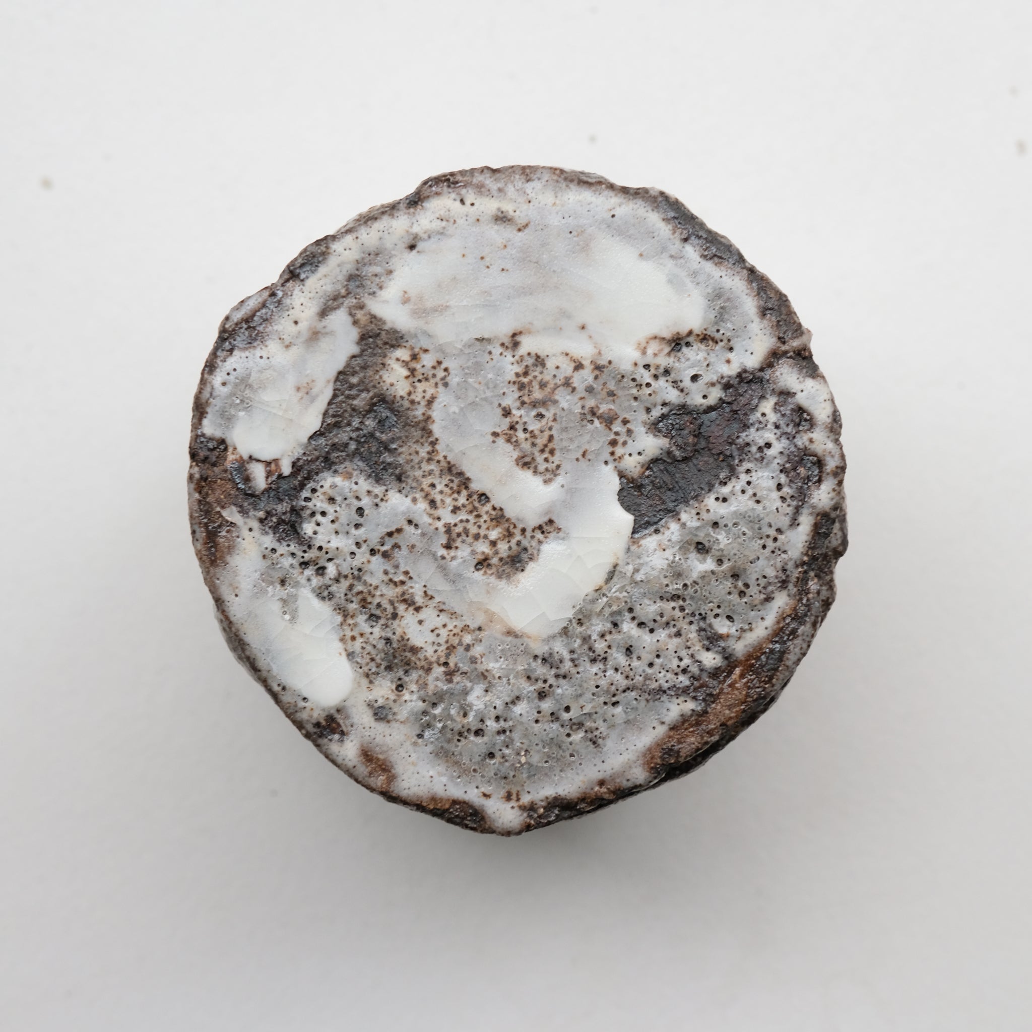 Boite en grès H 9,5cm - gris texturé de Saga Pottery chez Brutal Ceramics