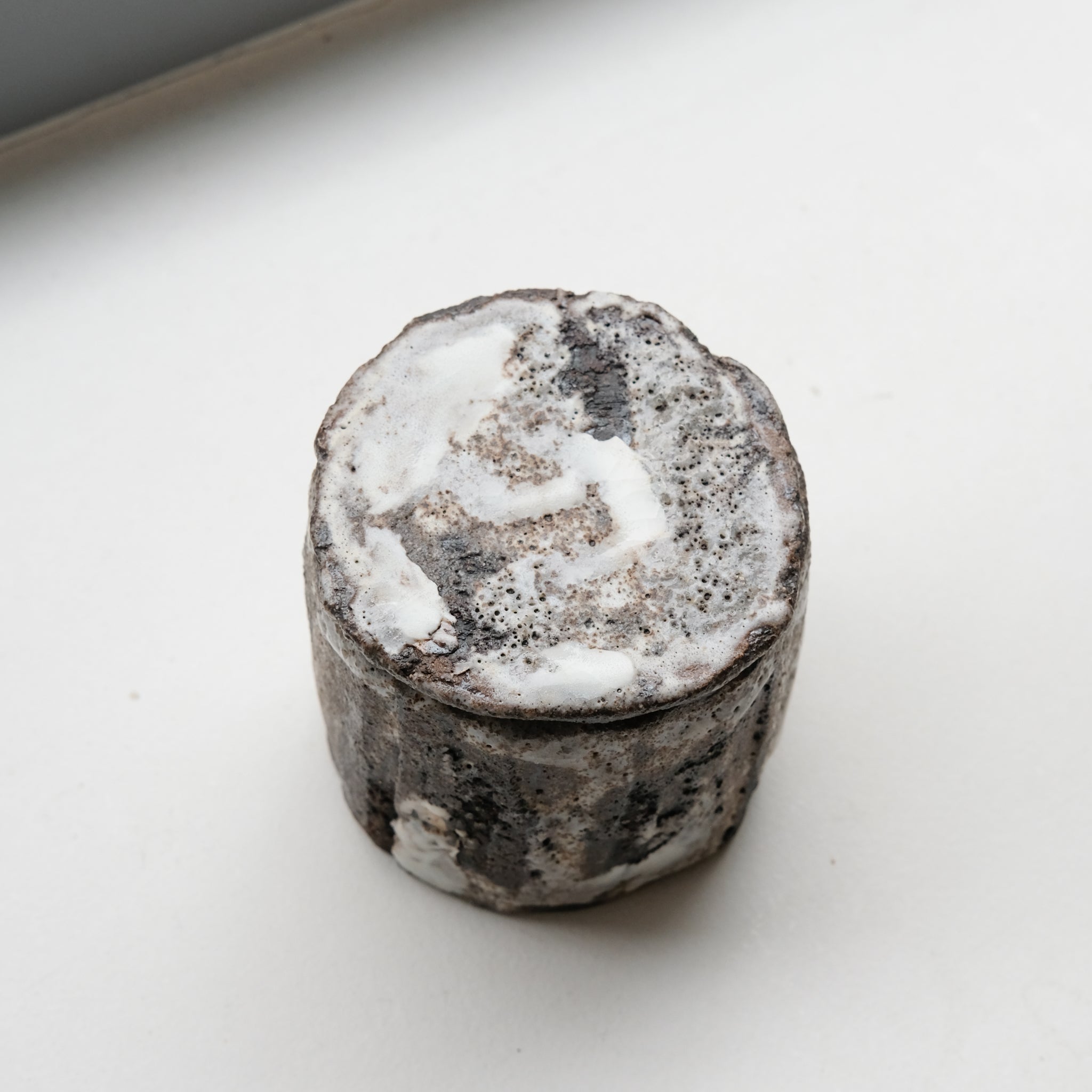 Boite en grès H 9,5cm - gris texturé de Saga Pottery chez Brutal Ceramics