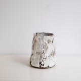 Vase en grès H 17cm - blanc texturé de Saga Pottery chez Brutal Ceramics