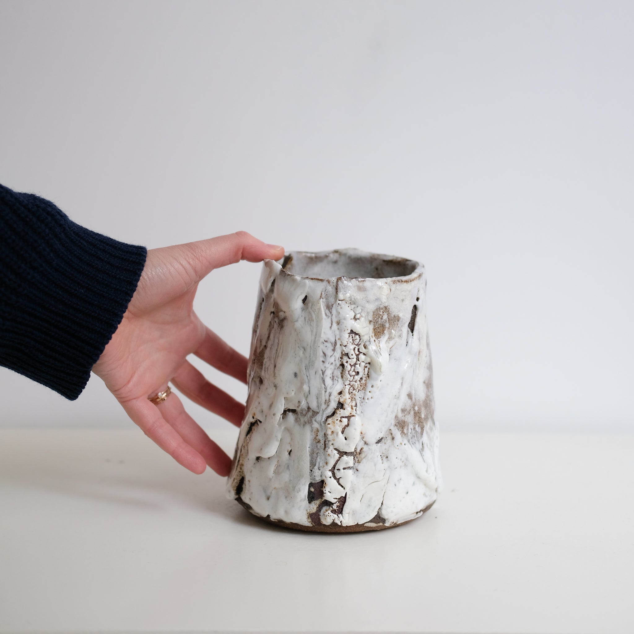 Vase en grès H 17cm - blanc texturé de Saga Pottery chez Brutal Ceramics