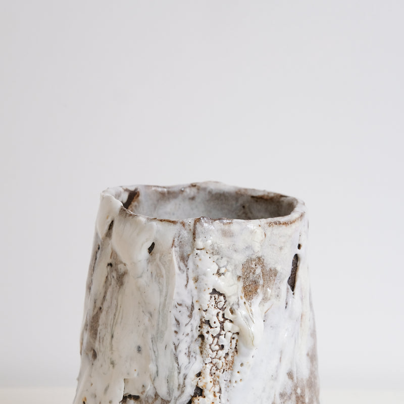 Vase en grès H 17cm - blanc texturé de Saga Pottery chez Brutal Ceramics