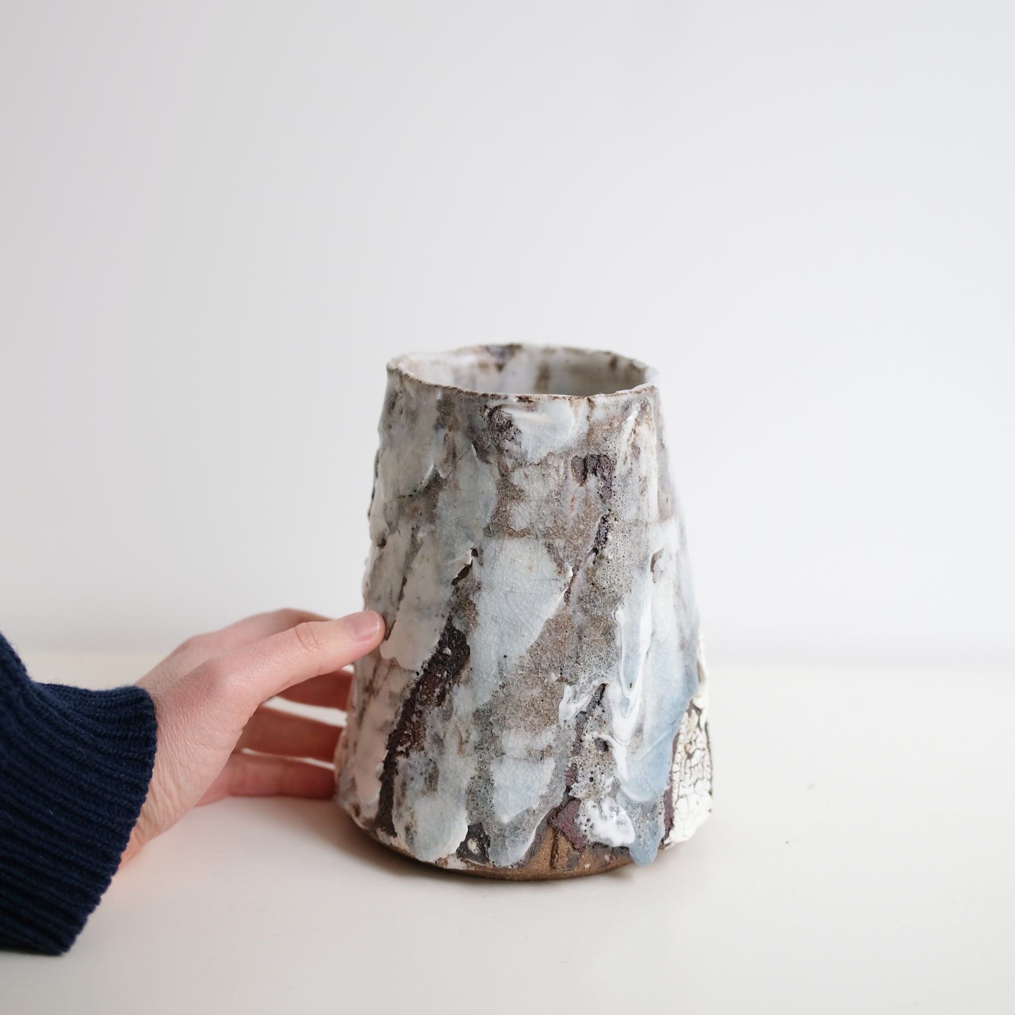 Vase en grès H 17cm - blanc et bleu texturé de Saga Pottery chez Brutal Ceramics