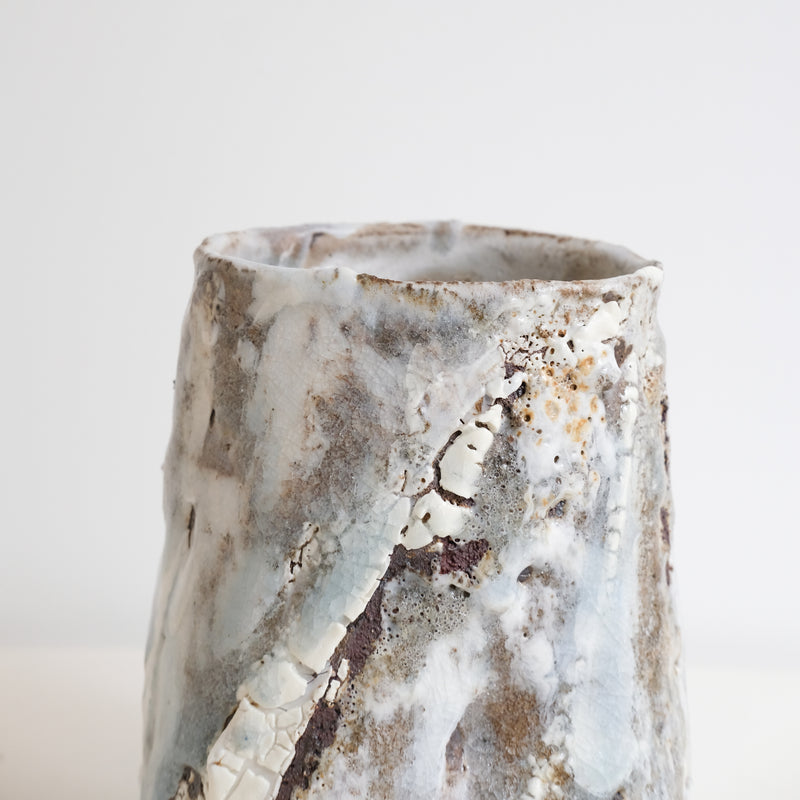 Vase en grès H 17cm - blanc et bleu texturé de Saga Pottery chez Brutal Ceramics