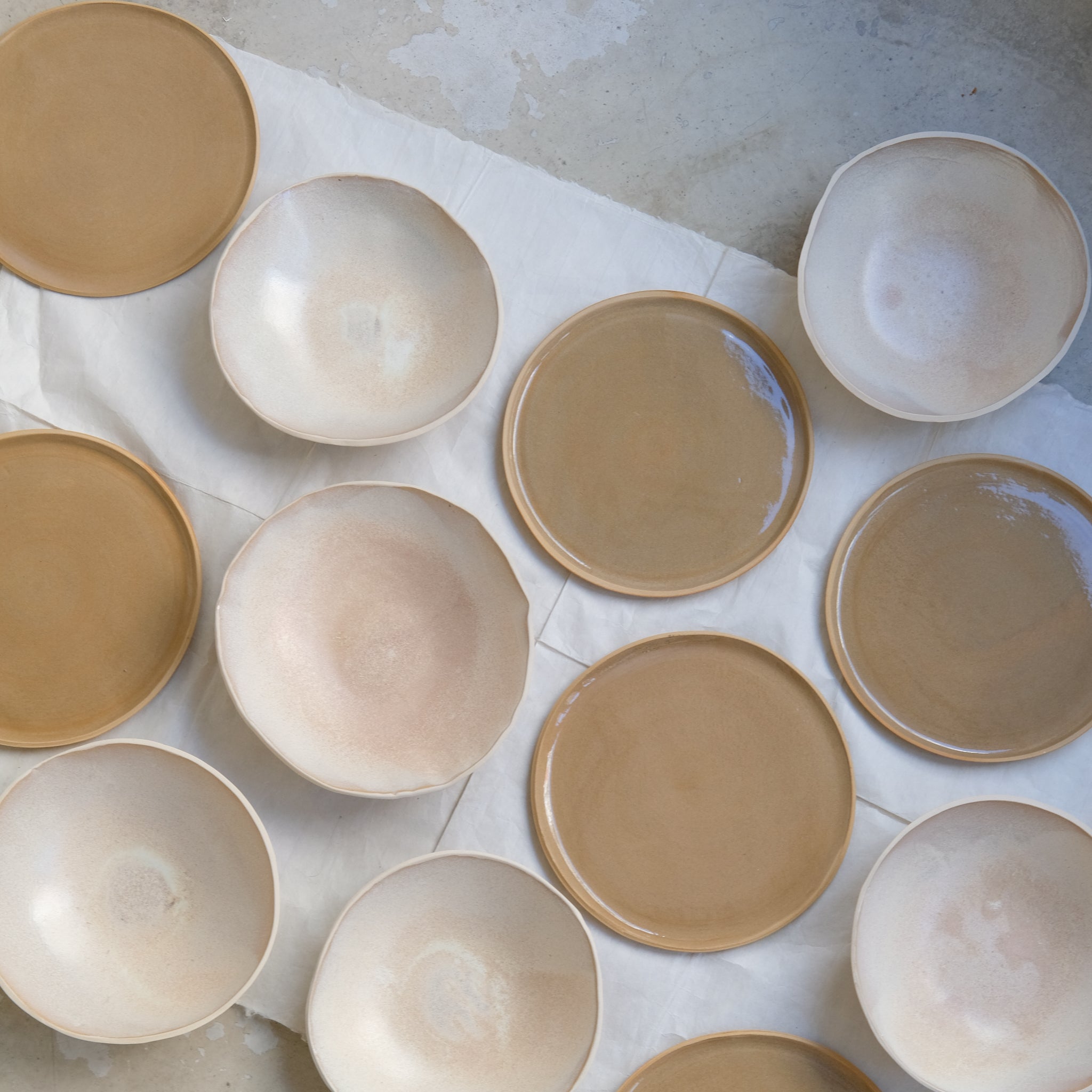Assiette creuse "JULIET" en grès D 21cm - Beige rosé par Tom and Folks chez Brutal Ceramics