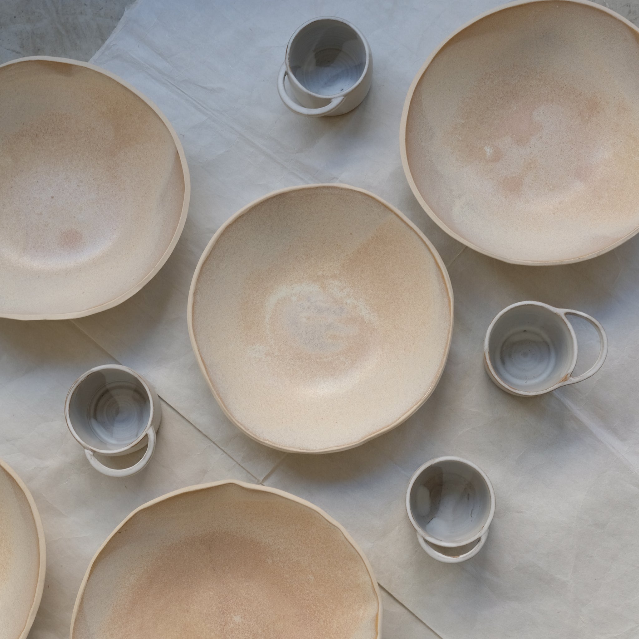 Assiette creuse "JULIET" en grès D 21cm - Beige rosé par Tom and Folks chez Brutal Ceramics