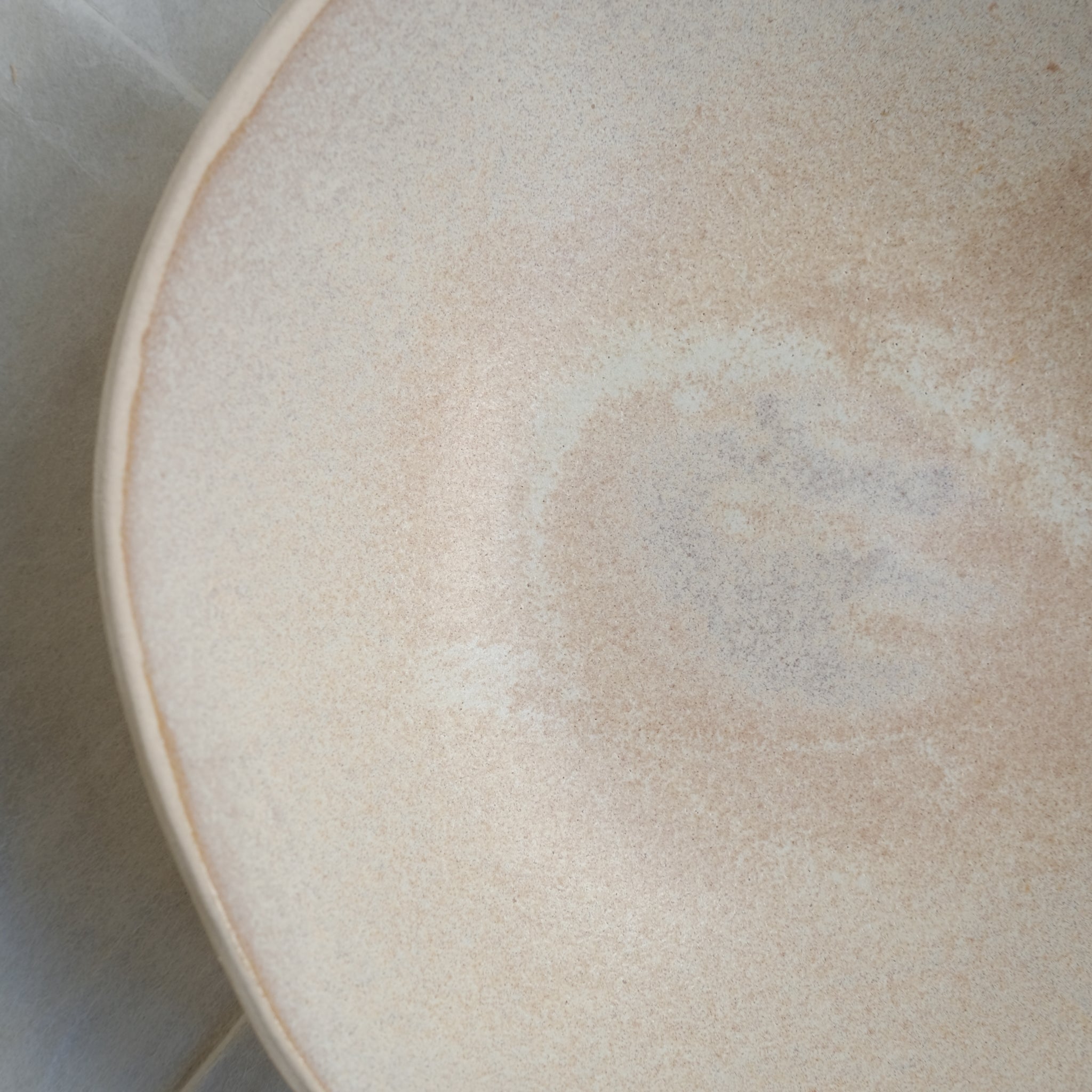 Assiette creuse "JULIET" en grès D 21cm - Beige rosé par Tom and Folks chez Brutal Ceramics