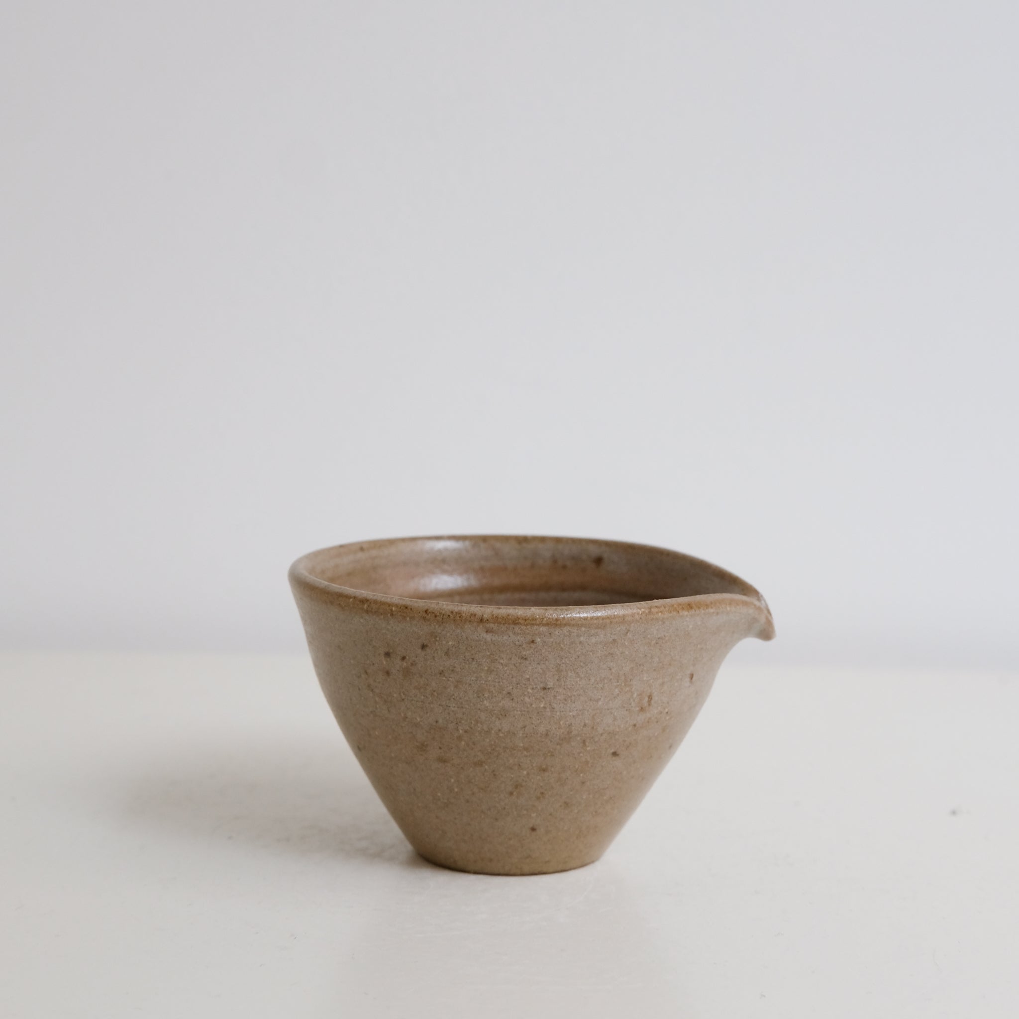 Verseuse S en grès 100ml - brun satiné de Yasashii chez Brutal Ceramics