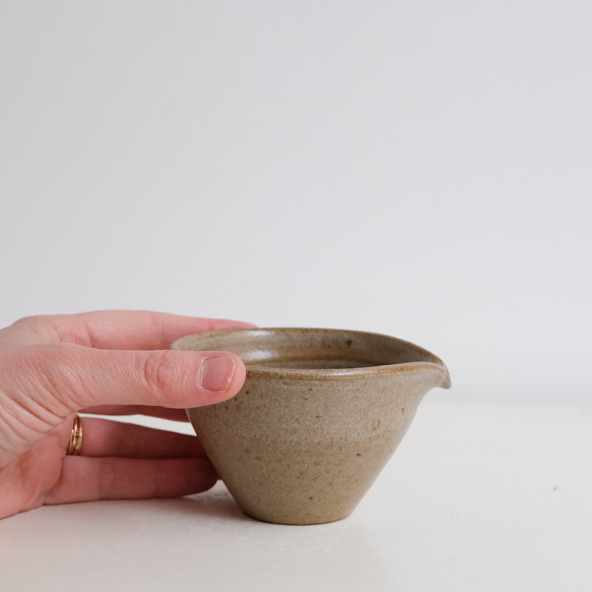 Verseuse S en grès 100ml - brun satiné de Yasashii chez Brutal Ceramics