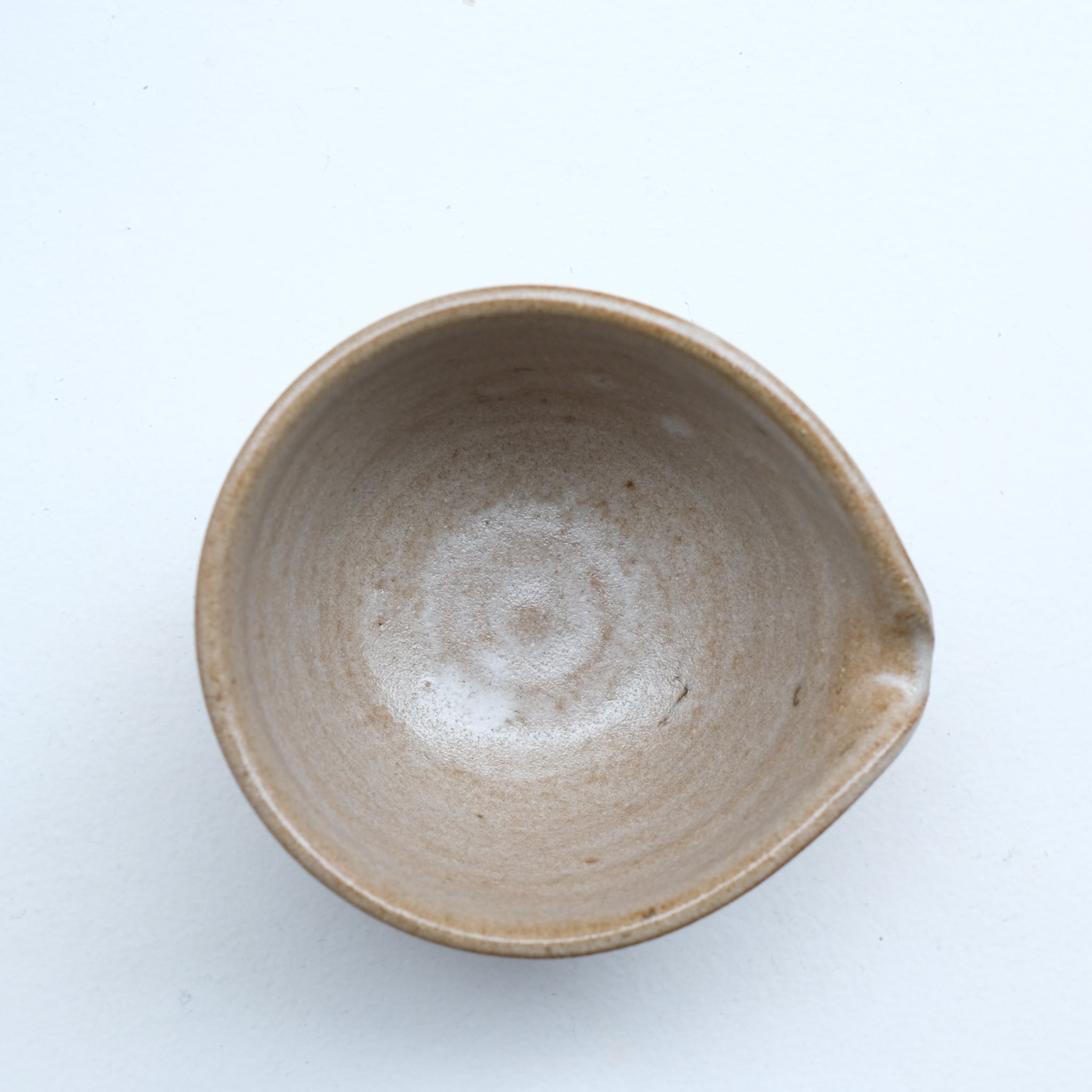 Verseuse S en grès 100ml - brun satiné de Yasashii chez Brutal Ceramics