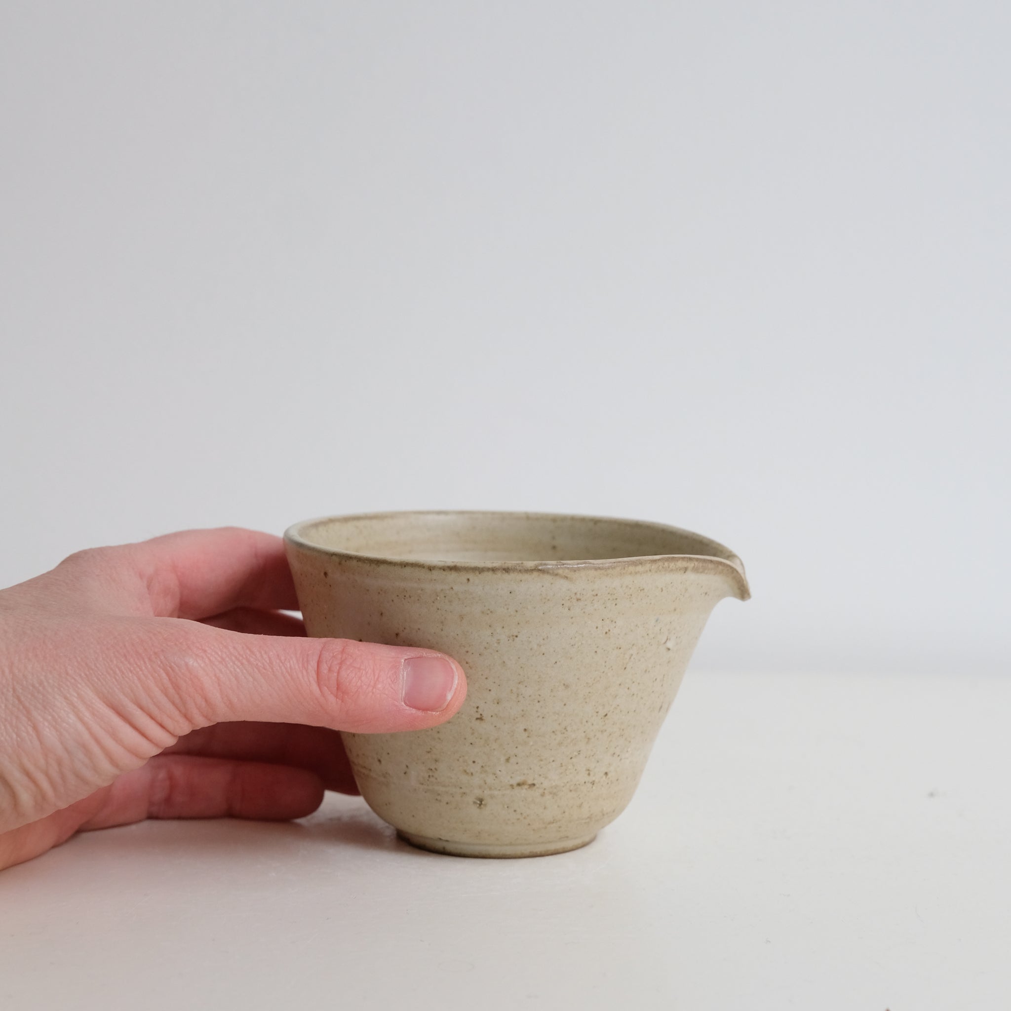 Verseuse M en grès 160ml - blanc beige mat de Yasashii chez Brutal Ceramics