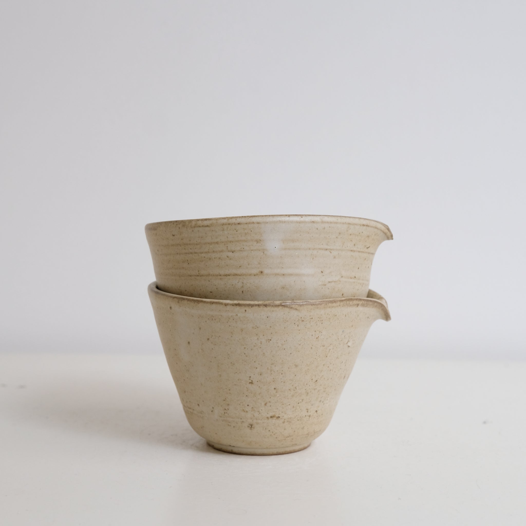 Verseuse M en grès 160ml - blanc beige mat de Yasashii chez Brutal Ceramics