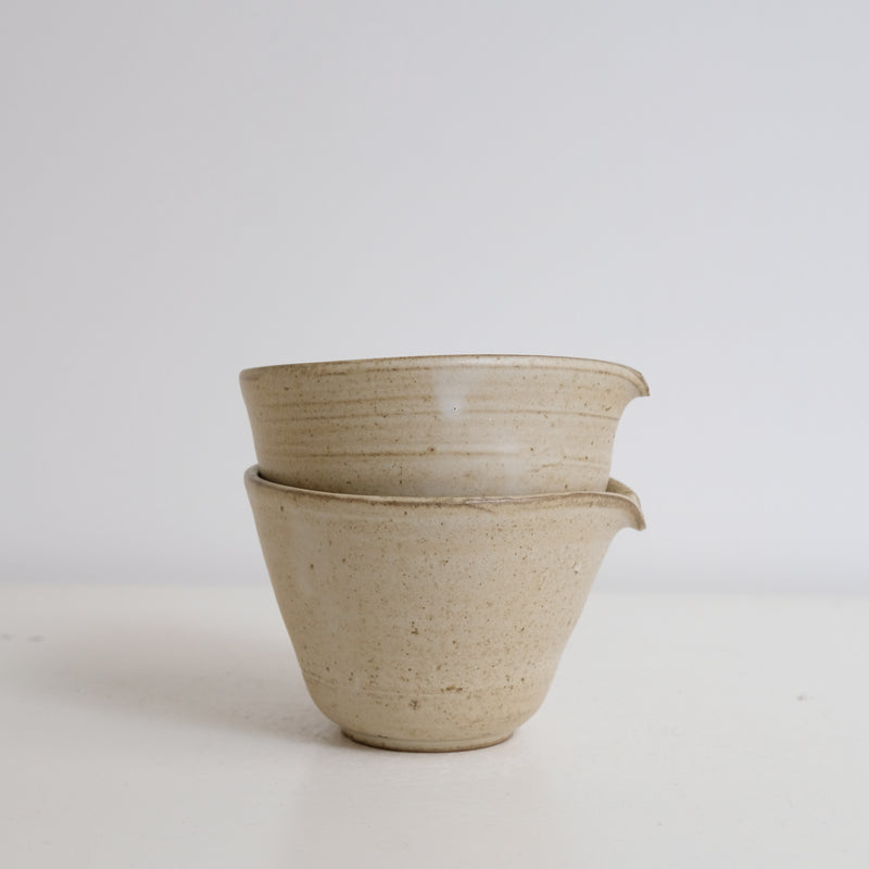 Verseuse M en grès 160ml - blanc beige mat de Yasashii chez Brutal Ceramics