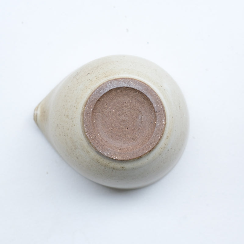 Verseuse M en grès 160ml - blanc beige mat de Yasashii chez Brutal Ceramics