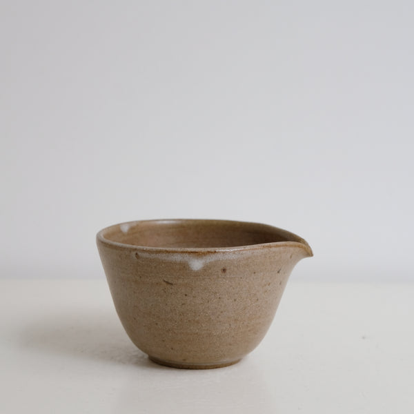 Verseuse M en grès 160ml - brun satiné de Yasashii chez Brutal Ceramics